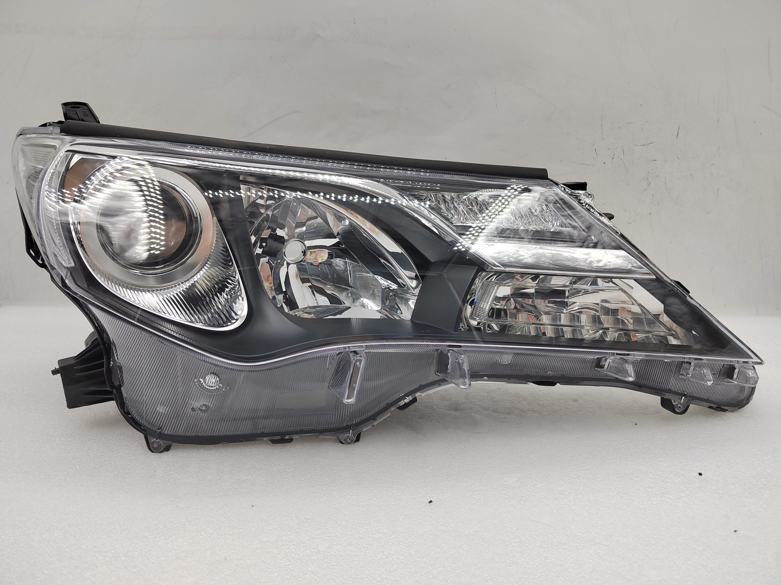 TOYOTA RAV4 IV XA40 2013-2015 HALOGEN R.H.S HEADLIGHT ASSEMBLY