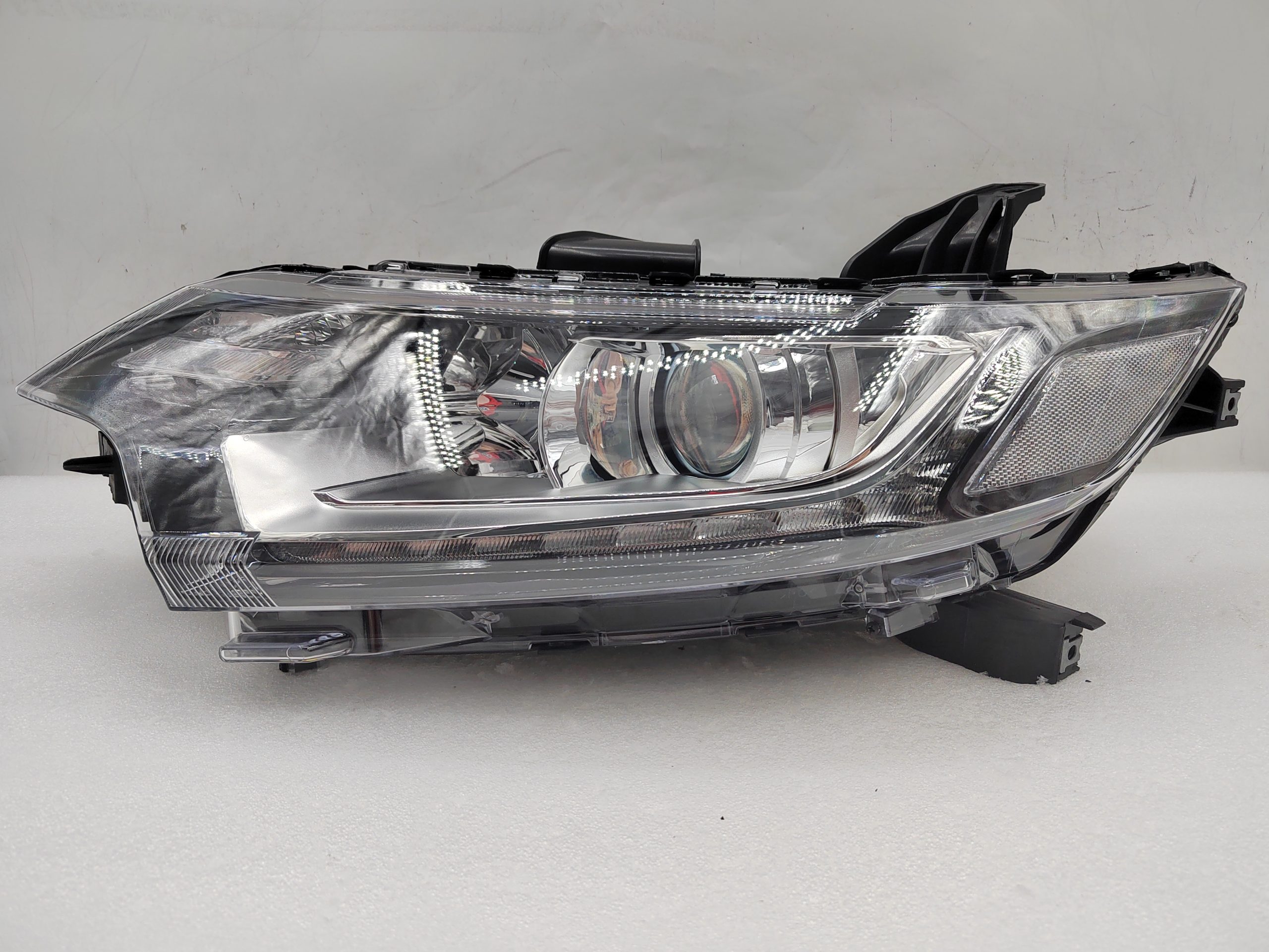 MITSUBISHI OUTLANDER 2016-2020 HALOGEN L.H.S HEADLIGHT ASSEMBLY