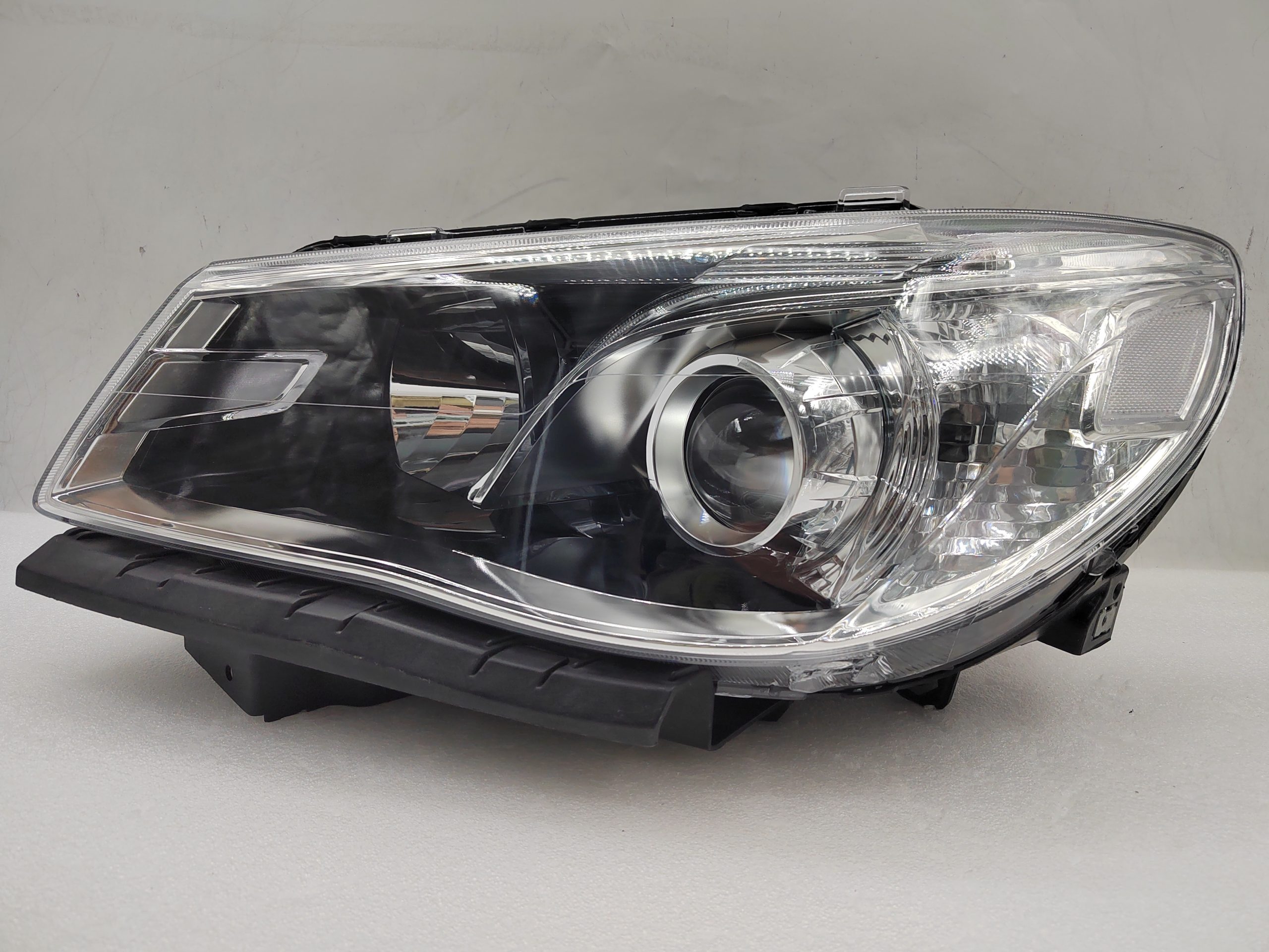 HOLDEN COMMODORE VF SV6 2013-2017 HALOGEN L.H.S HEADLIGHT ASSEMBLY