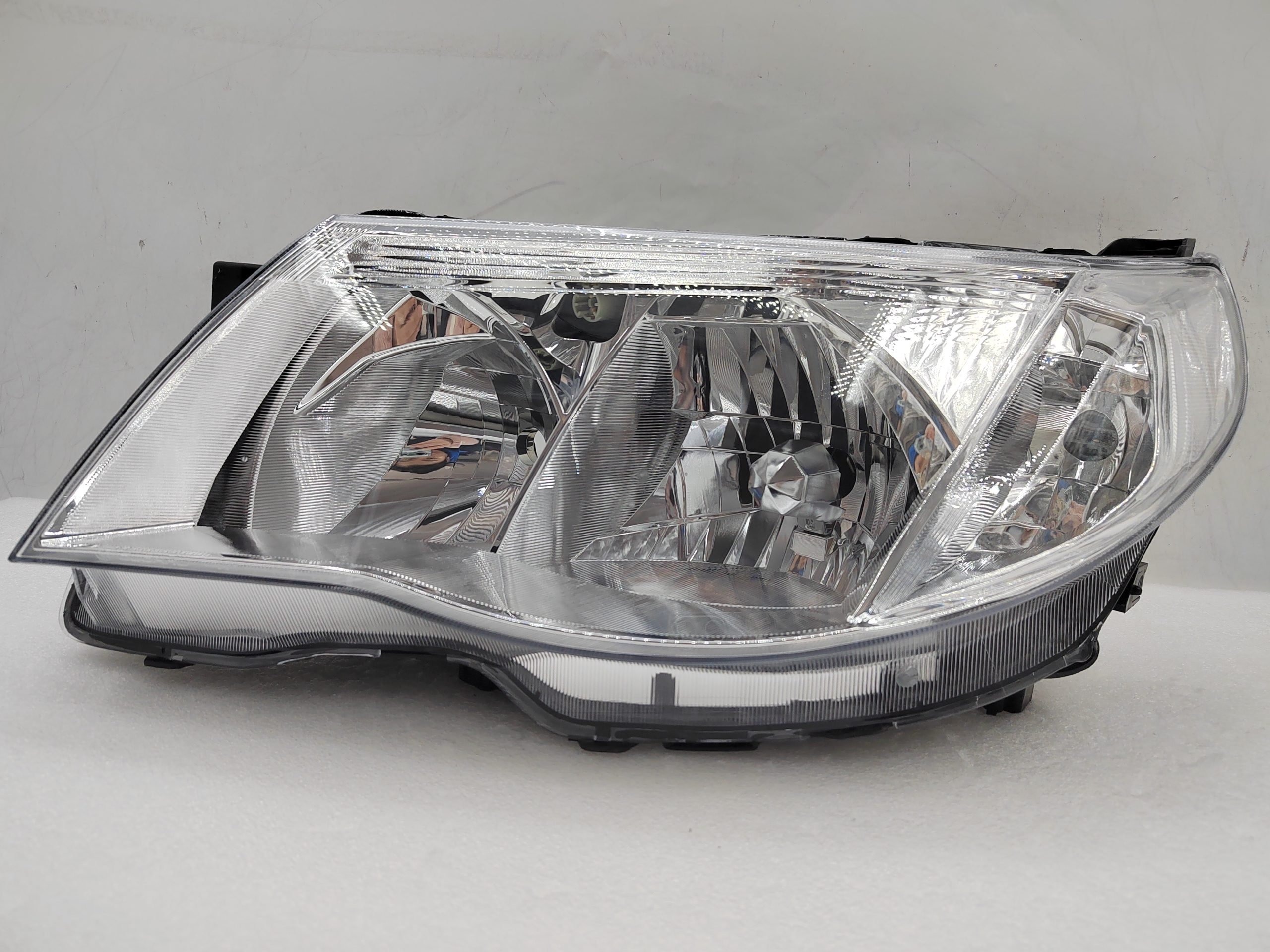 SUBARU FORESTER 2009-2012 HALOGEN L.H.S HEADLIGHT ASSEMBLY