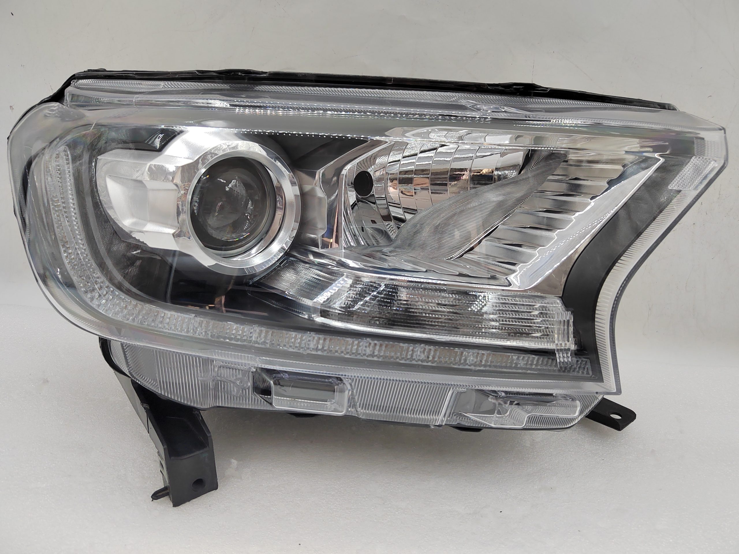 FORD EVEREST RANGER 2015-2019 XENON R.H.S HEADLIGHT ASSEMBLY