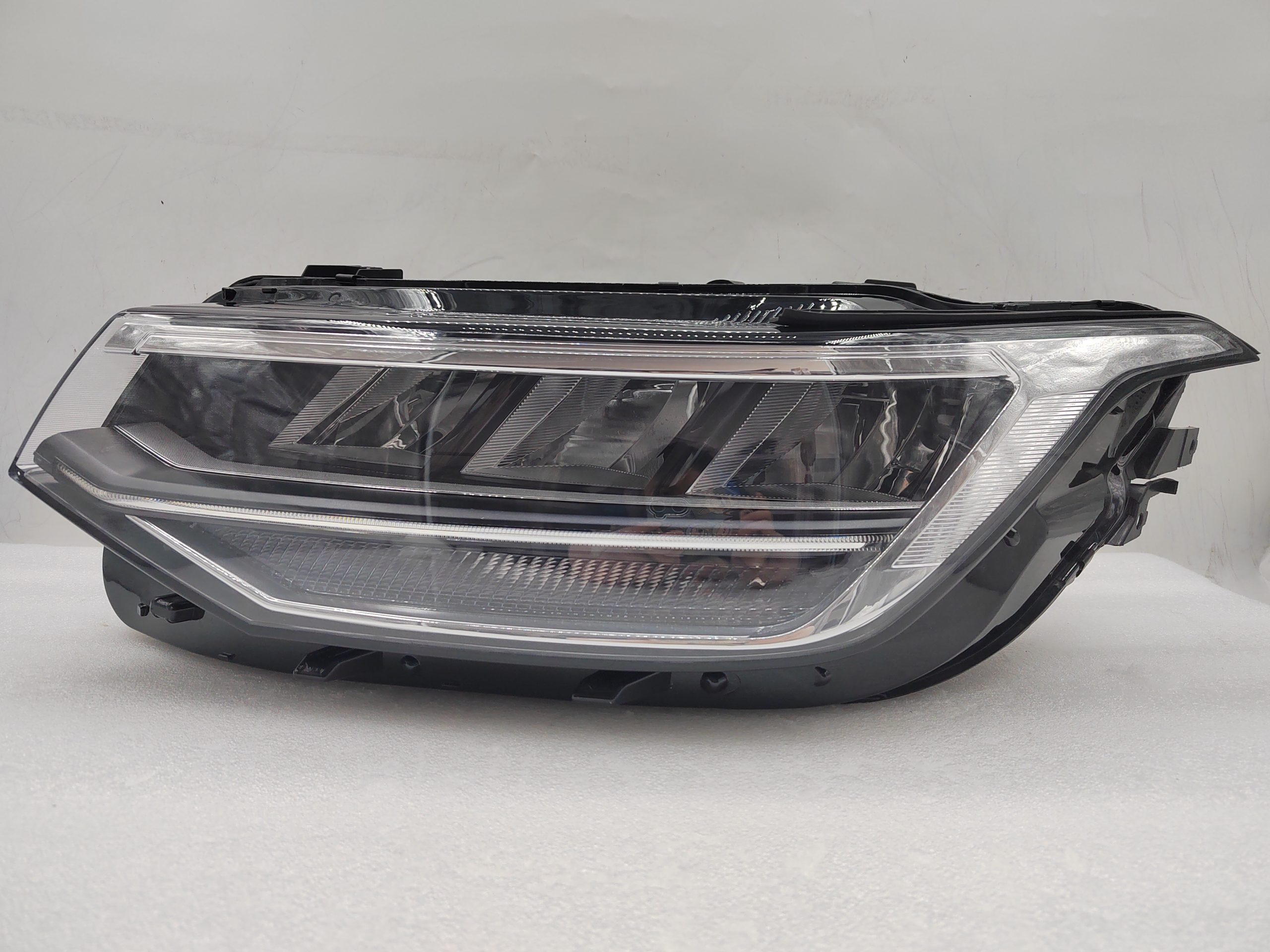 VOLKSWAGEN TIGUAN 2021-2023 LED L.H.S HEADLIGHT ASSEMBLY