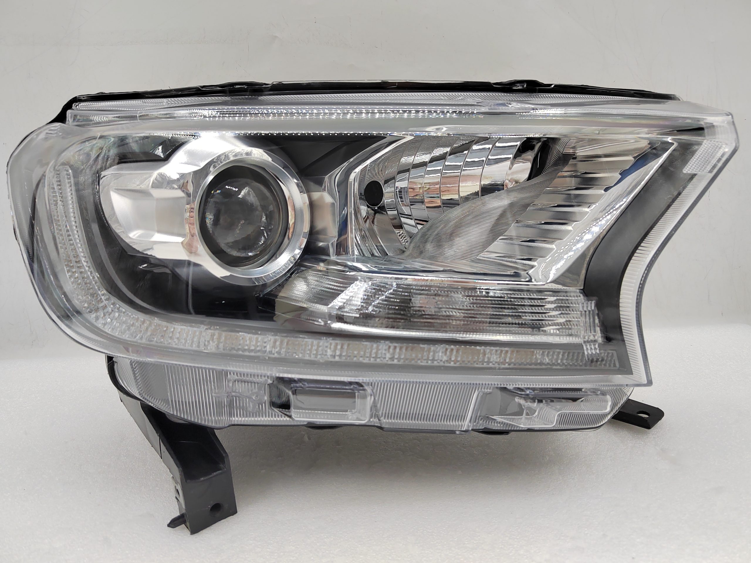 FORD EVEREST RANGER 2015-2019 XENON R.H.S HEADLIGHT ASSEMBLY