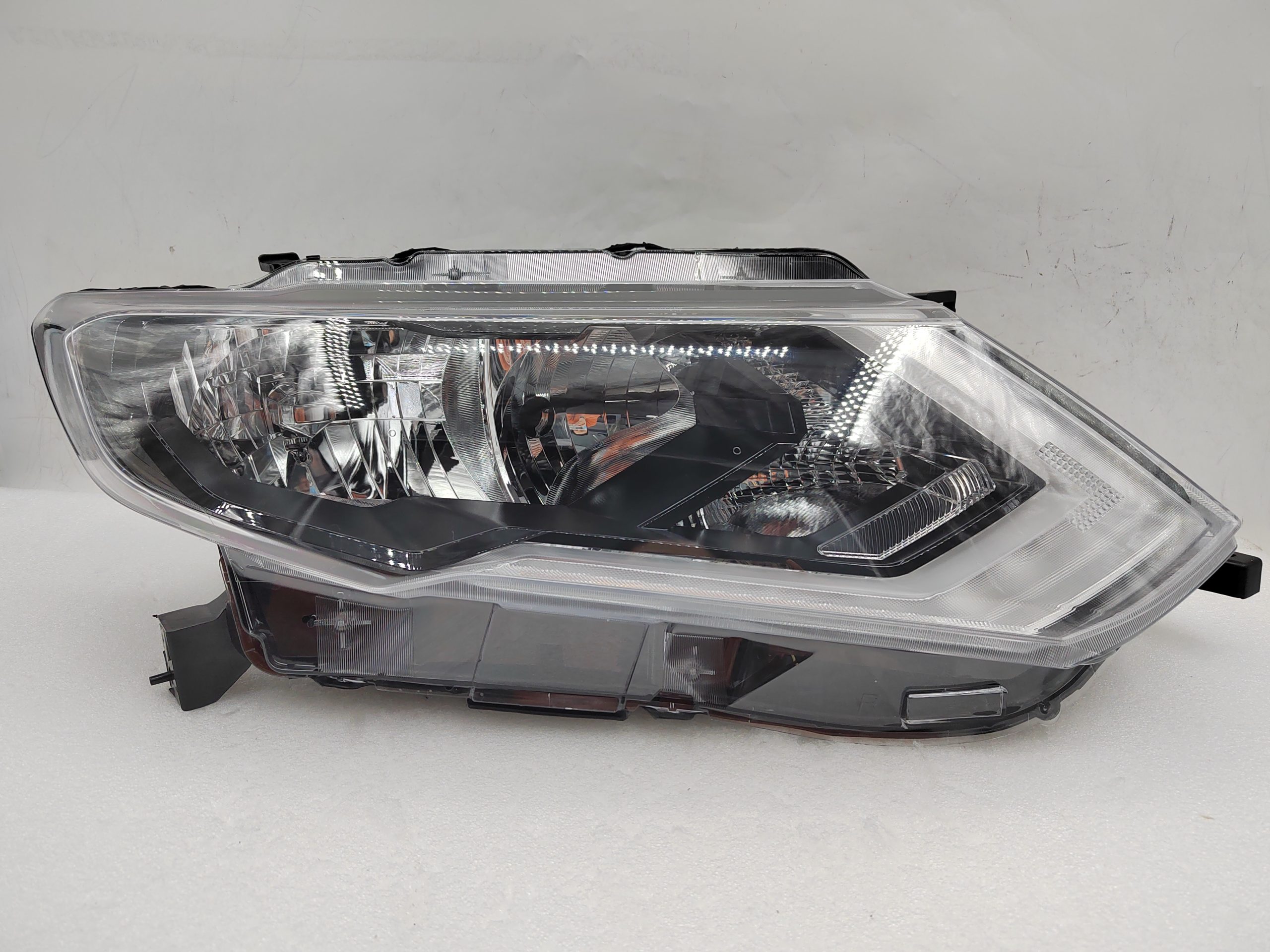 NISSAN X-TRAIL T32 2017-2019 HALOGEN R.H.S HEADLIGHT ASSEMBLY