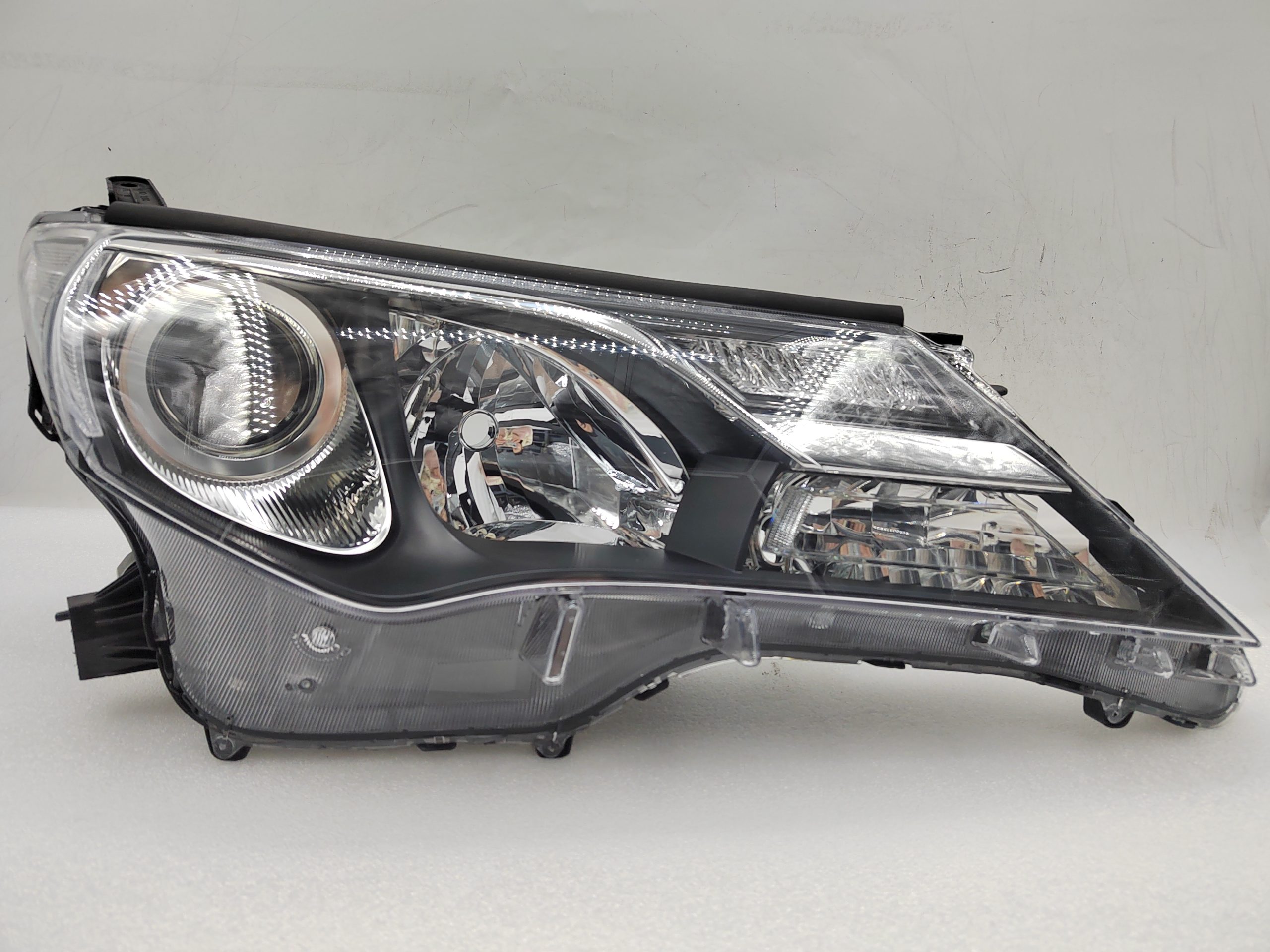 TOYOTA RAV4 IV XA40 2013-2015 HALOGEN R.H.S HEADLIGHT ASSEMBLY