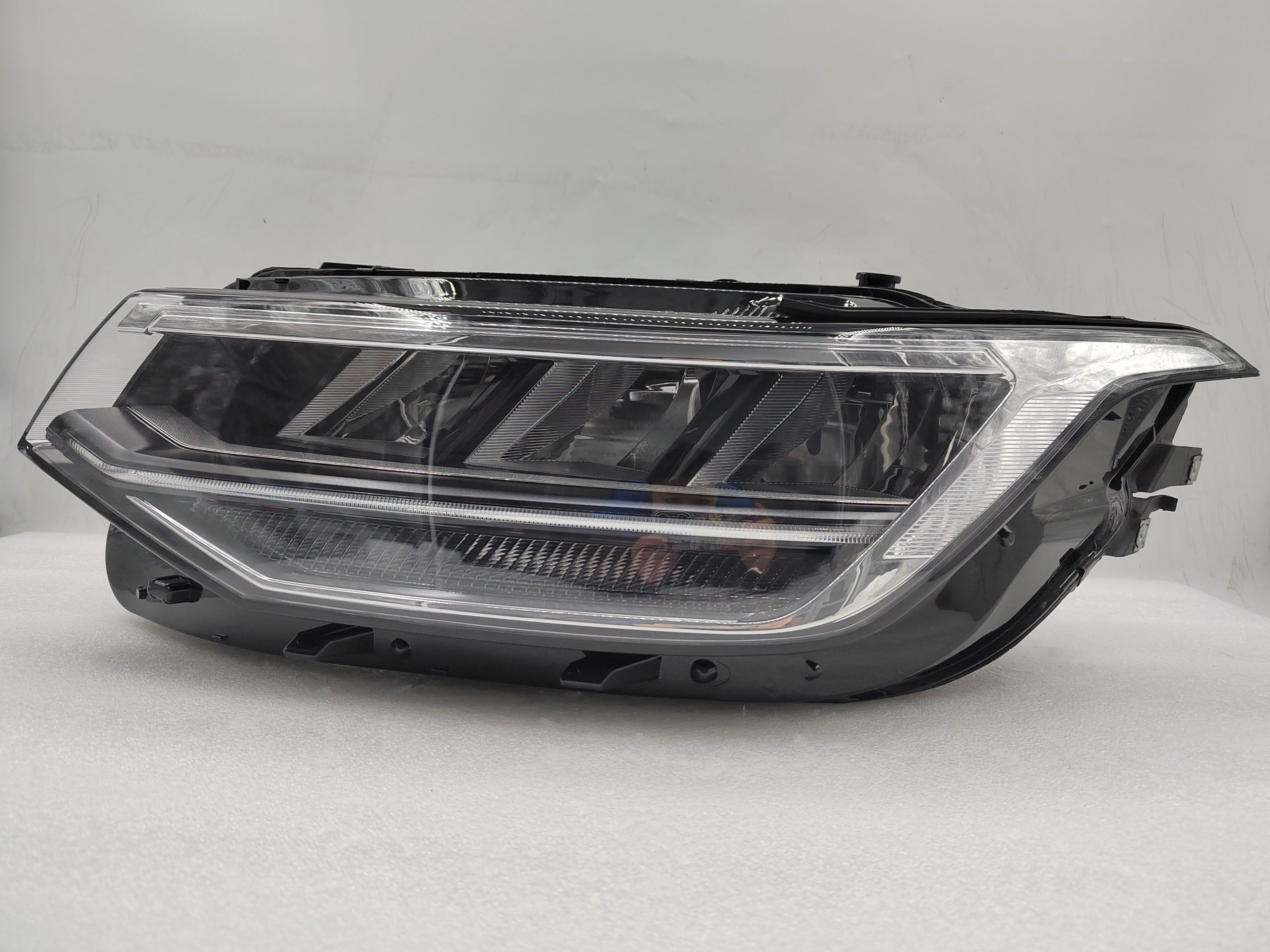 VOLKSWAGEN TIGUAN 2021-2023 LED L.H.S HEADLIGHT ASSEMBLY