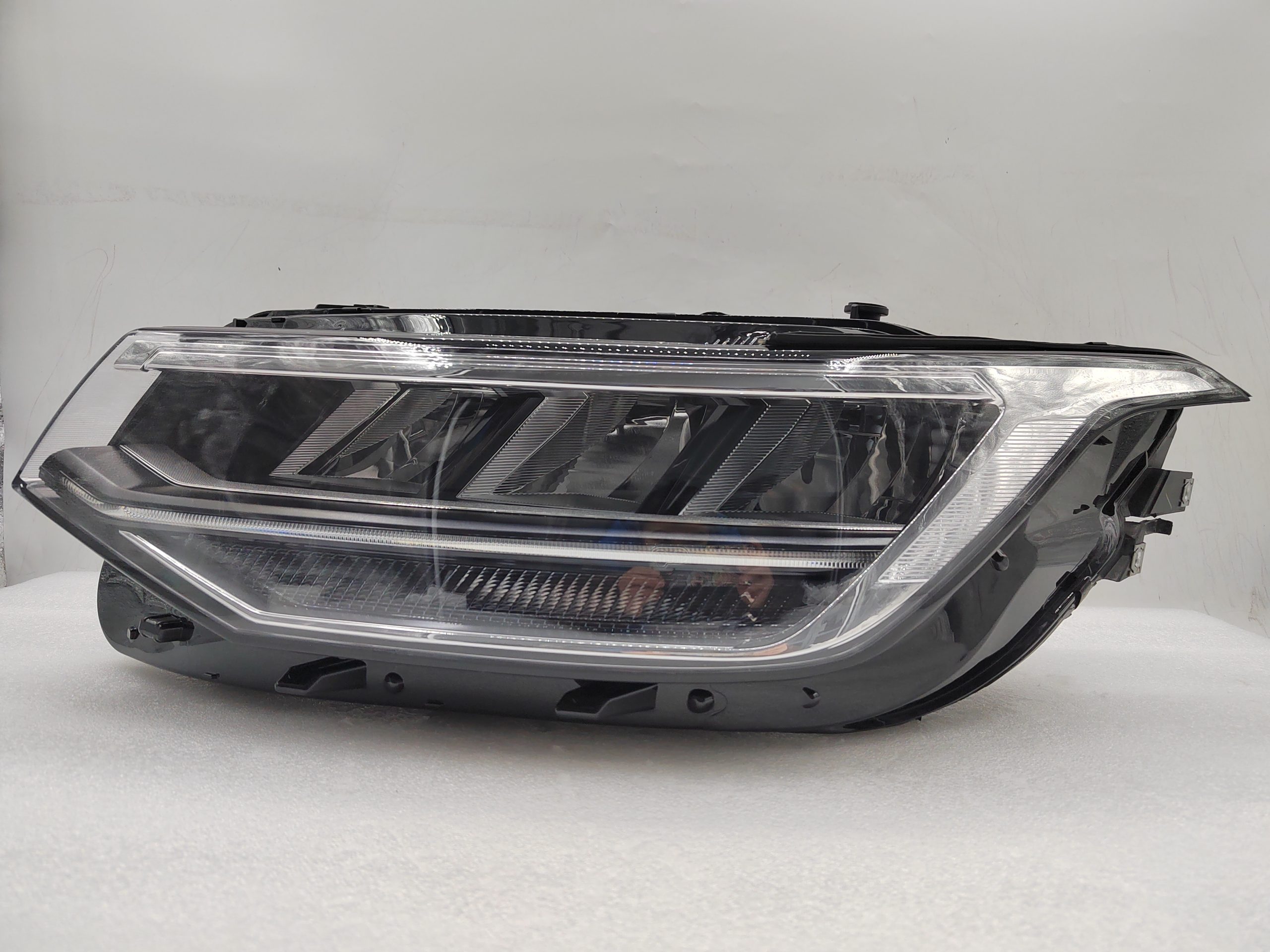 VOLKSWAGEN TIGUAN 2021-2023 LED L.H.S HEADLIGHT ASSEMBLY