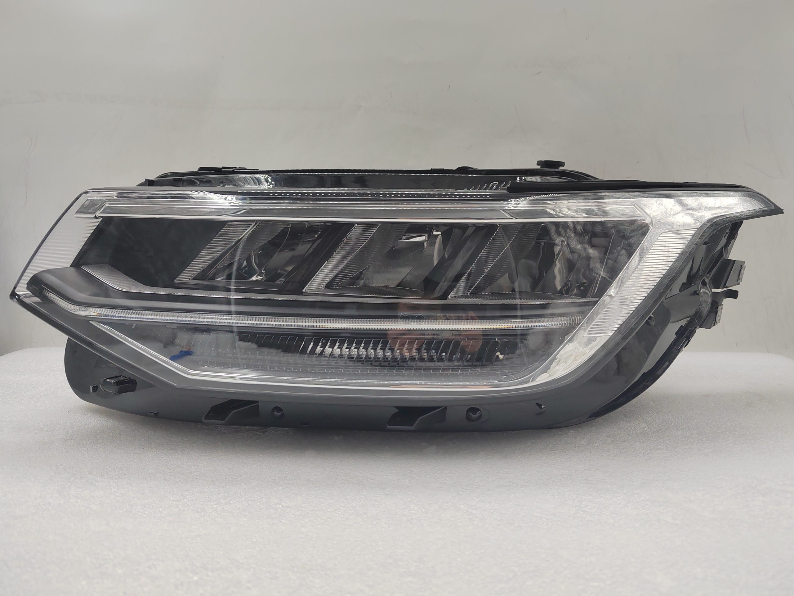 VOLKSWAGEN TIGUAN 2021-2023 LED L.H.S HEADLIGHT ASSEMBLY