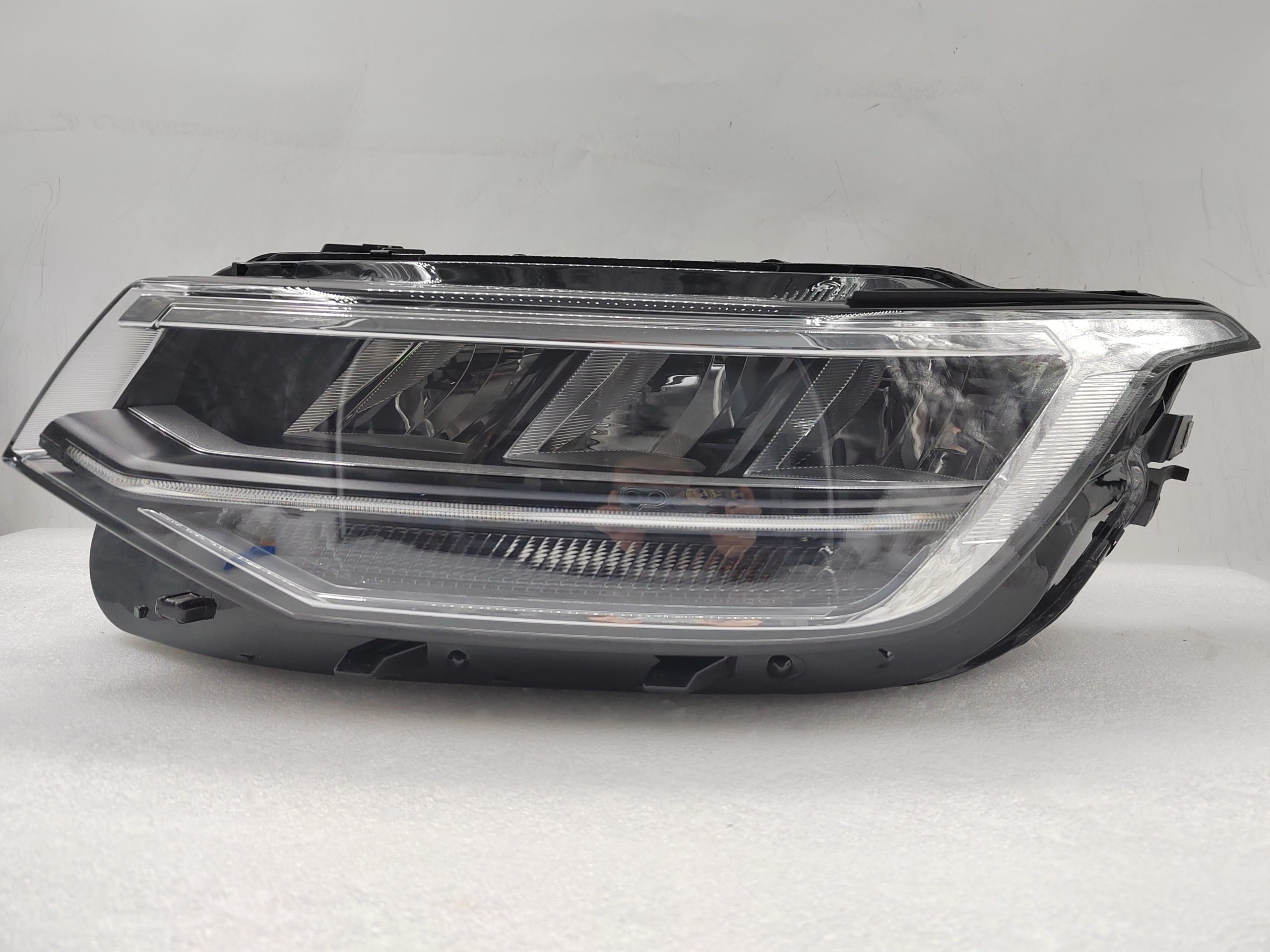 VOLKSWAGEN TIGUAN 2021-2023 LED L.H.S HEADLIGHT ASSEMBLY