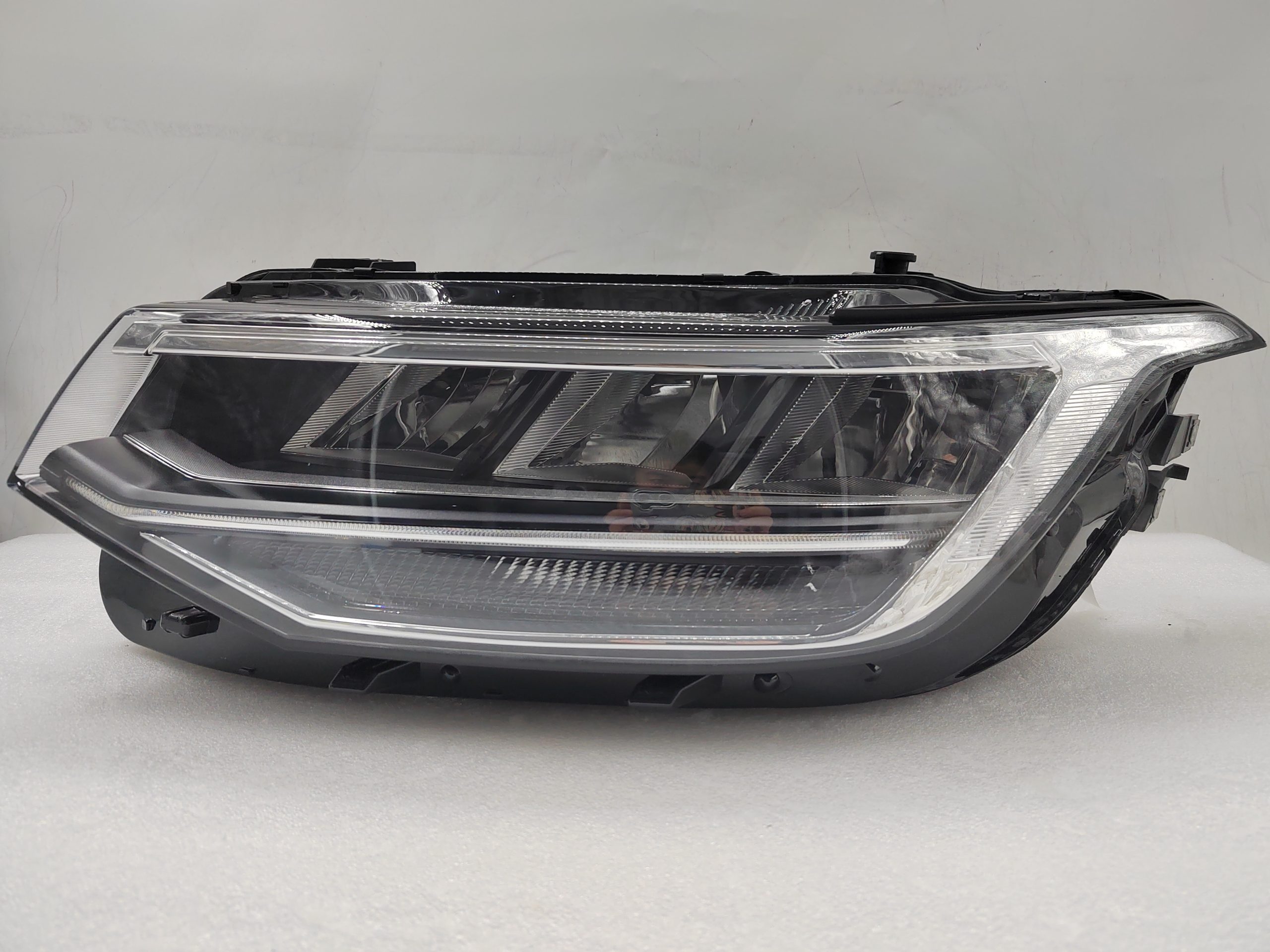 VOLKSWAGEN TIGUAN 2021-2023 LED L.H.S HEADLIGHT ASSEMBLY