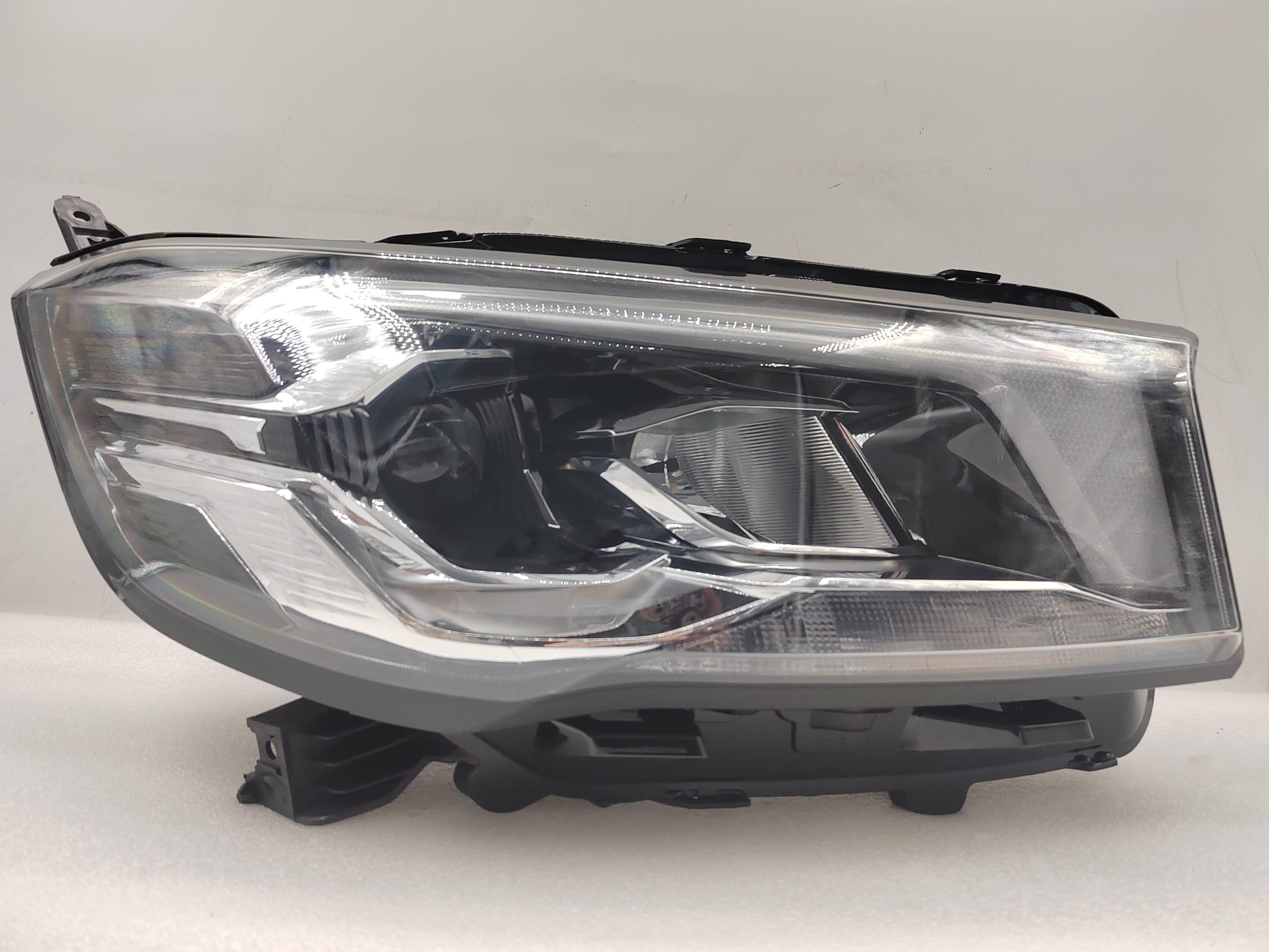 MAXUS LDV DELIVER  9 2019-2023 HALOGEN R.H.S HEADLIGHT ASSEMBLY