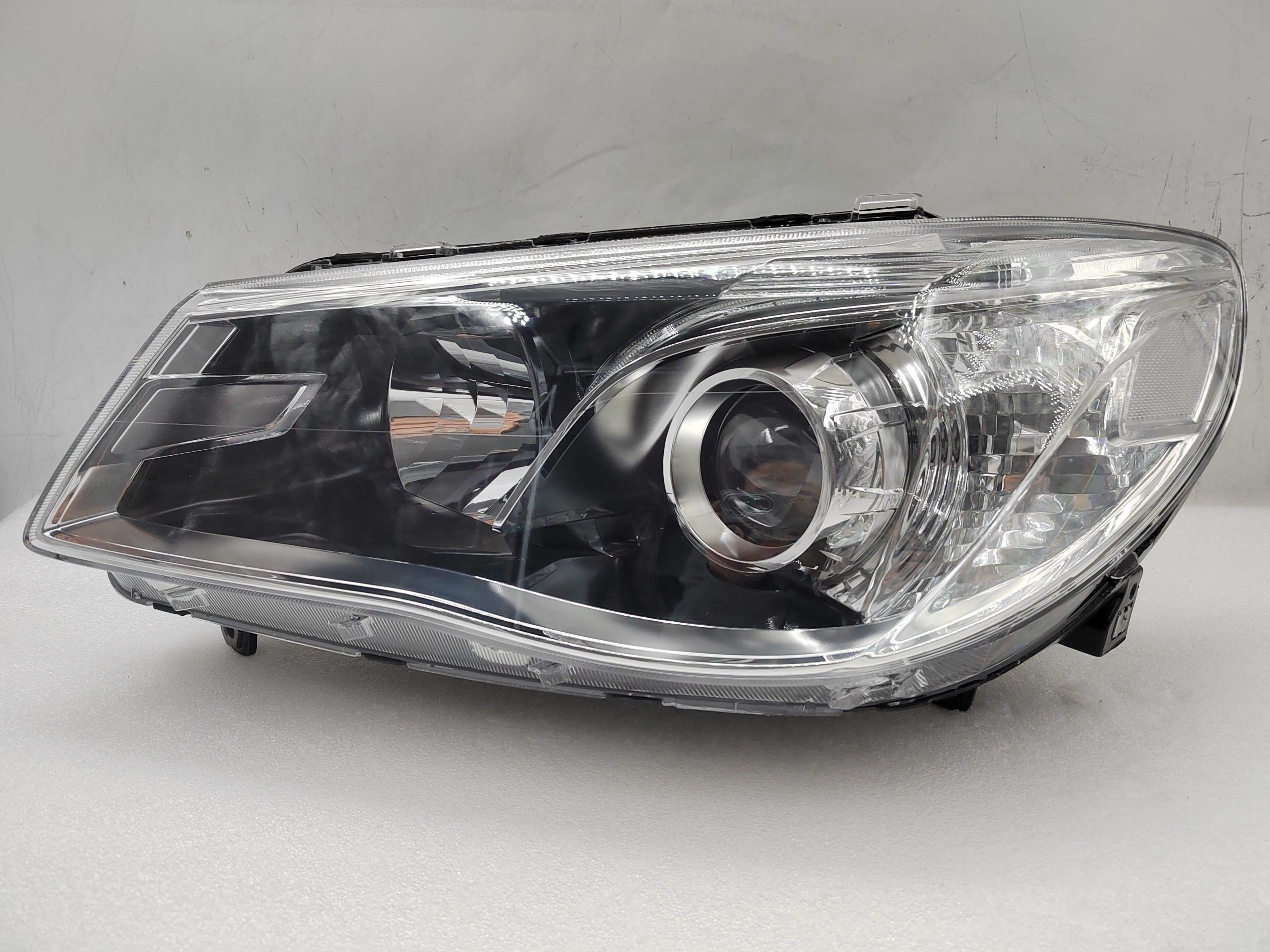 HOLDEN COMMODORE VF SV6 2013-2017 HALOGEN L.H.S HEADLIGHT ASSEMBLY