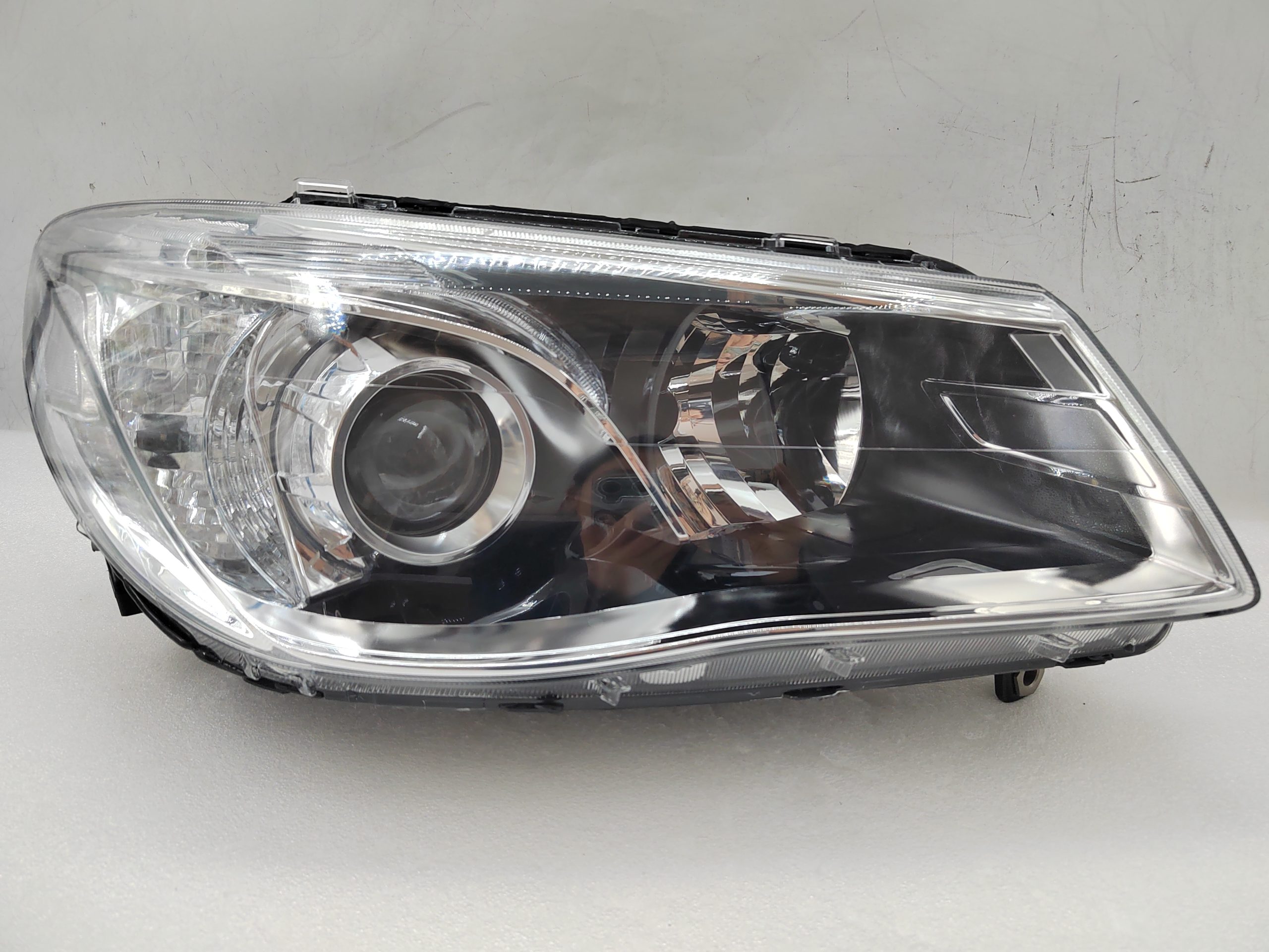 HOLDEN COMMODORE VF SV6 2013-2017 HALOGEN R.H.S HEADLIGHT ASSEMBLY