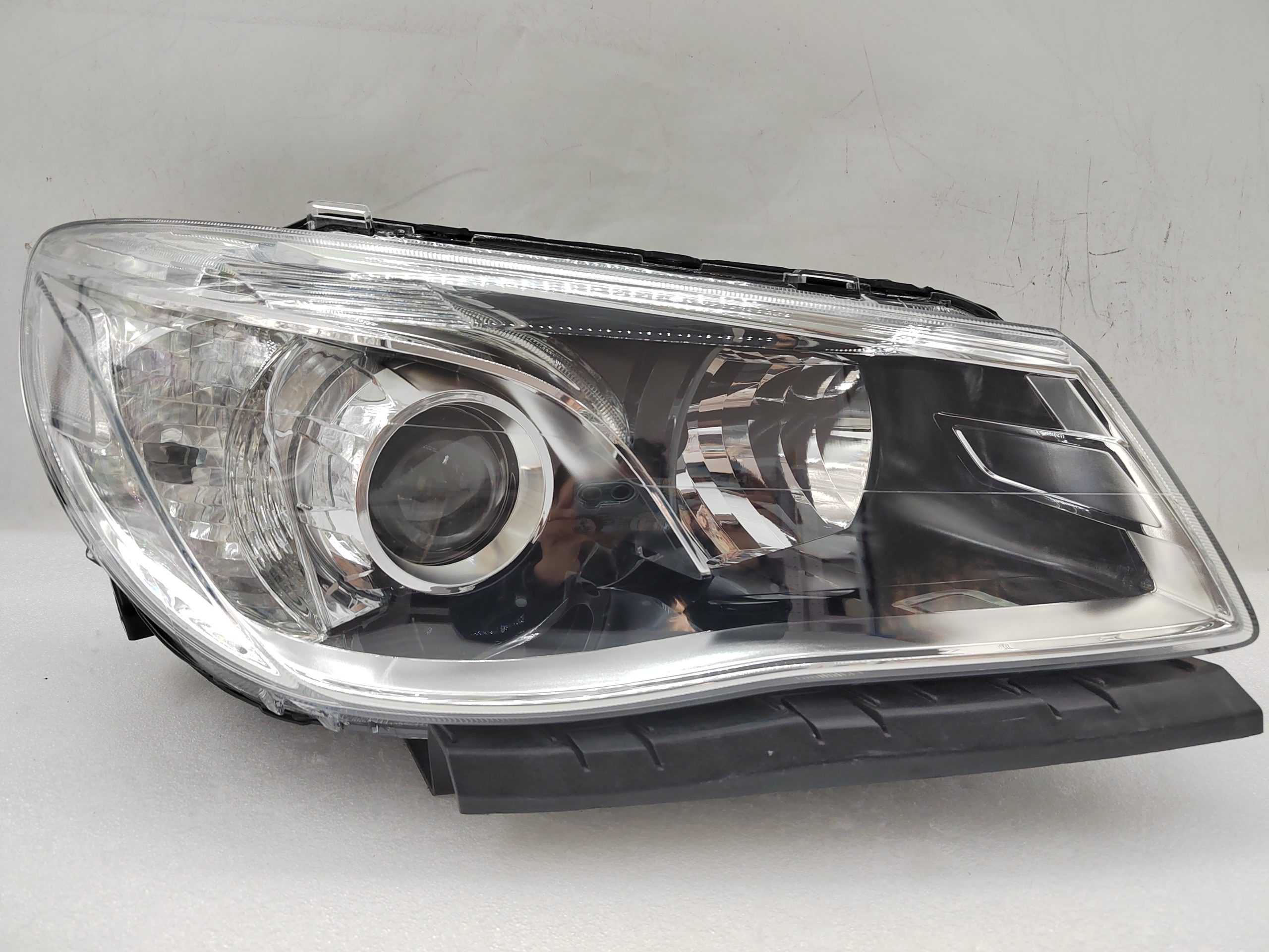 HOLDEN COMMODORE VF SV6 2013-2017 HALOGEN R.H.S HEADLIGHT ASSEMBLY