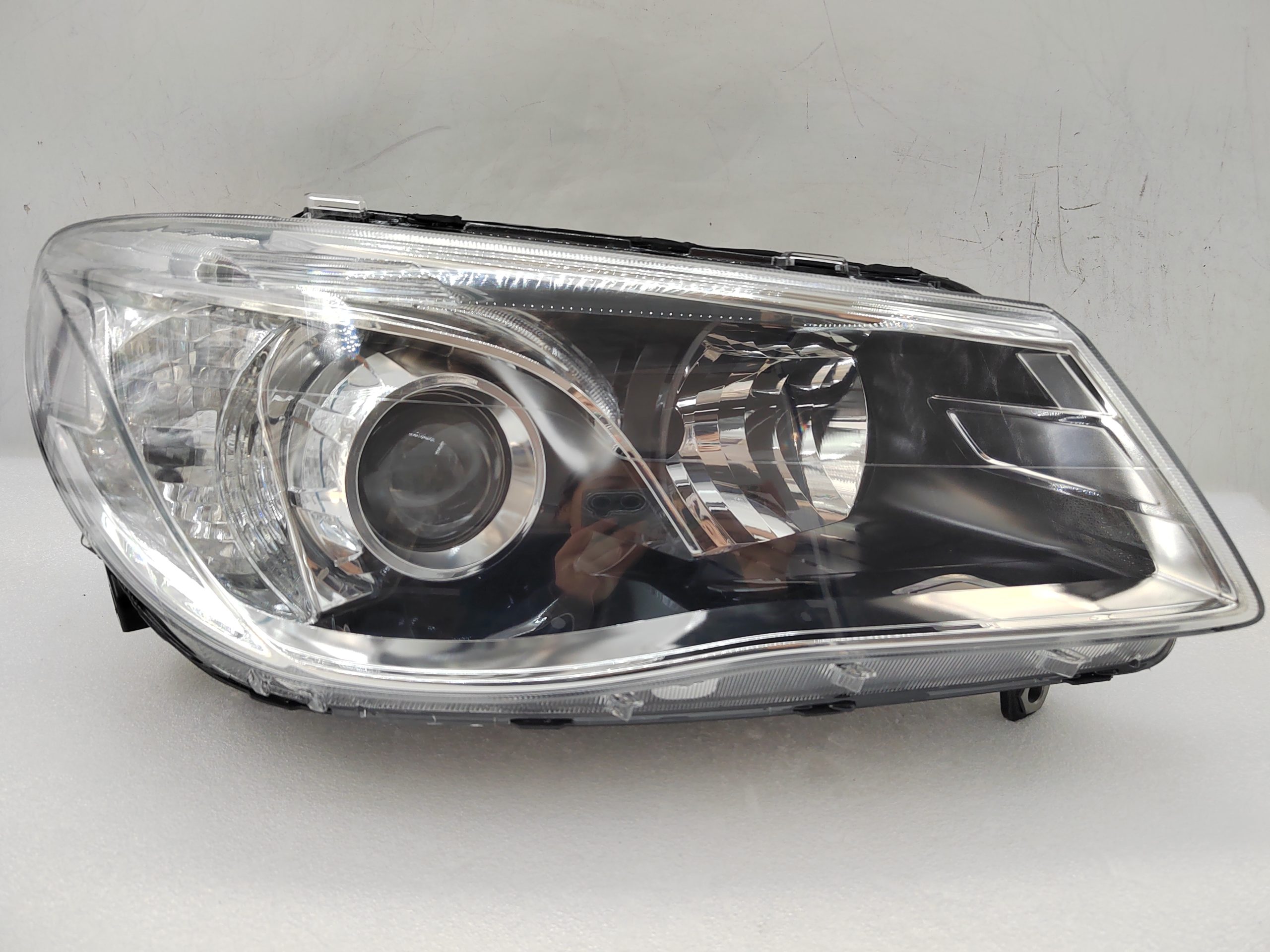 HOLDEN COMMODORE VF SV6 2013-2017 HALOGEN R.H.S HEADLIGHT ASSEMBLY