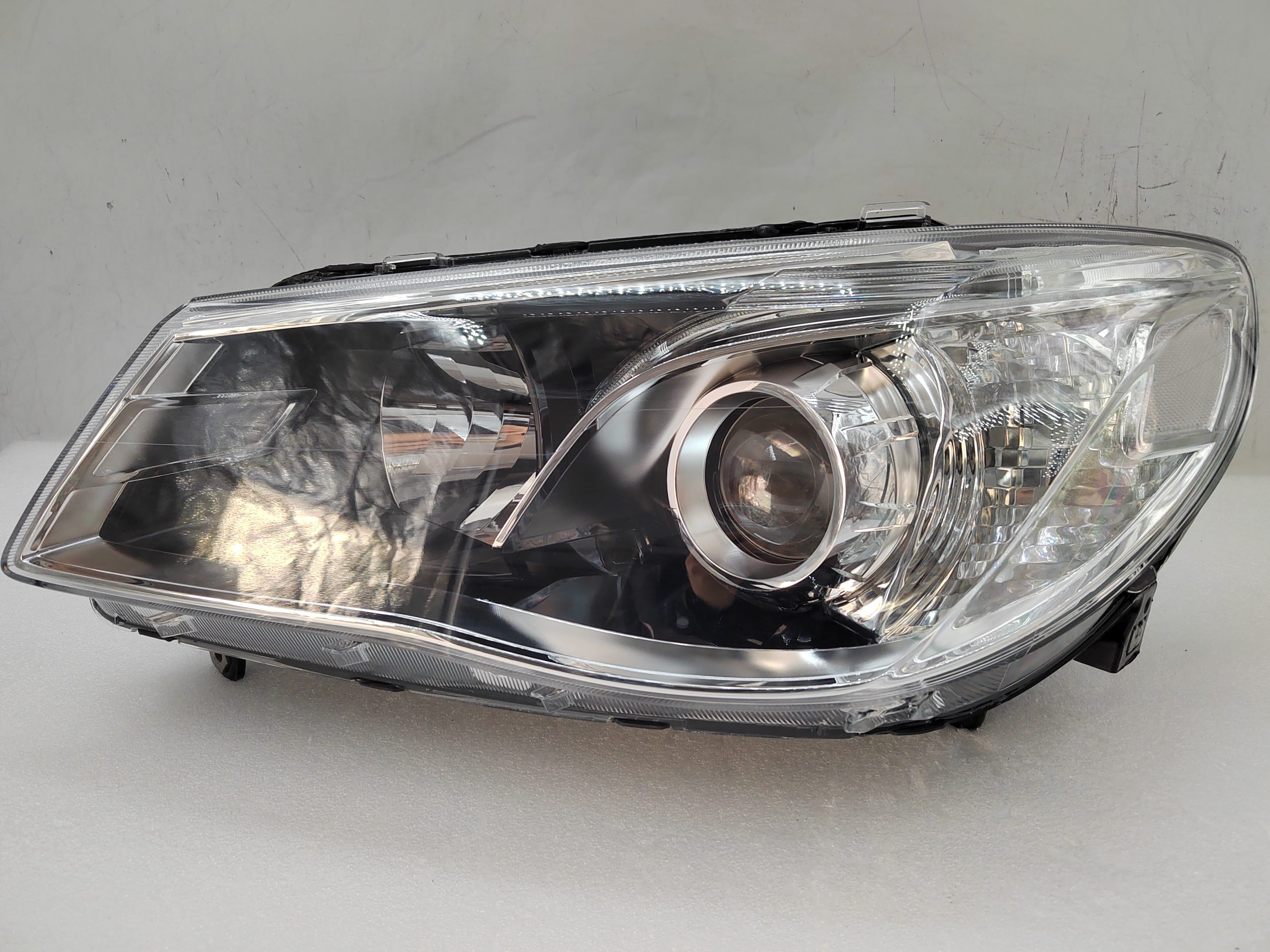 HOLDEN COMMODORE VF SV6 2013-2017 HALOGEN L.H.S HEADLIGHT ASSEMBLY