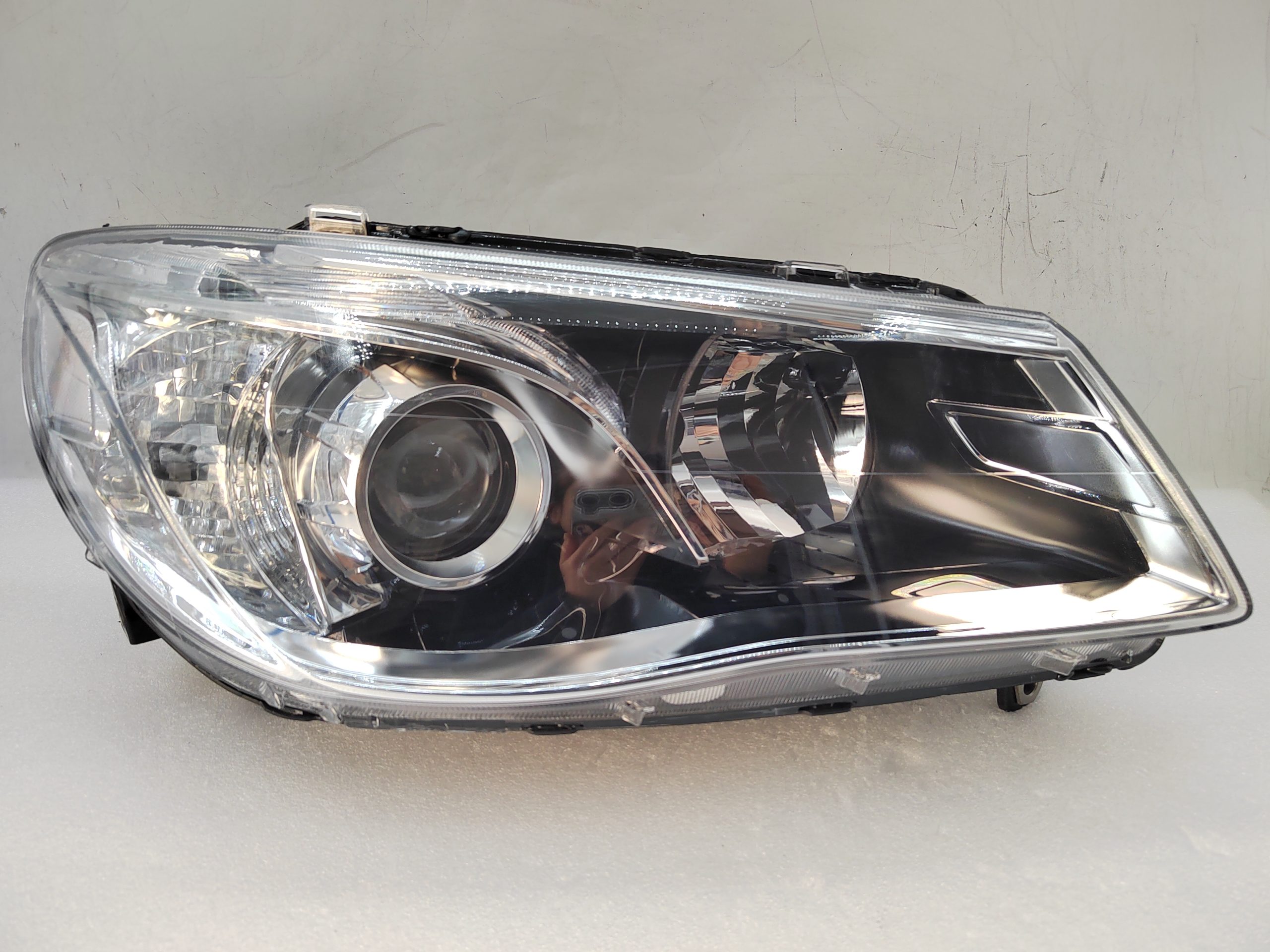 HOLDEN COMMODORE VF SV6 2013-2017 HALOGEN R.H.S HEADLIGHT ASSEMBLY