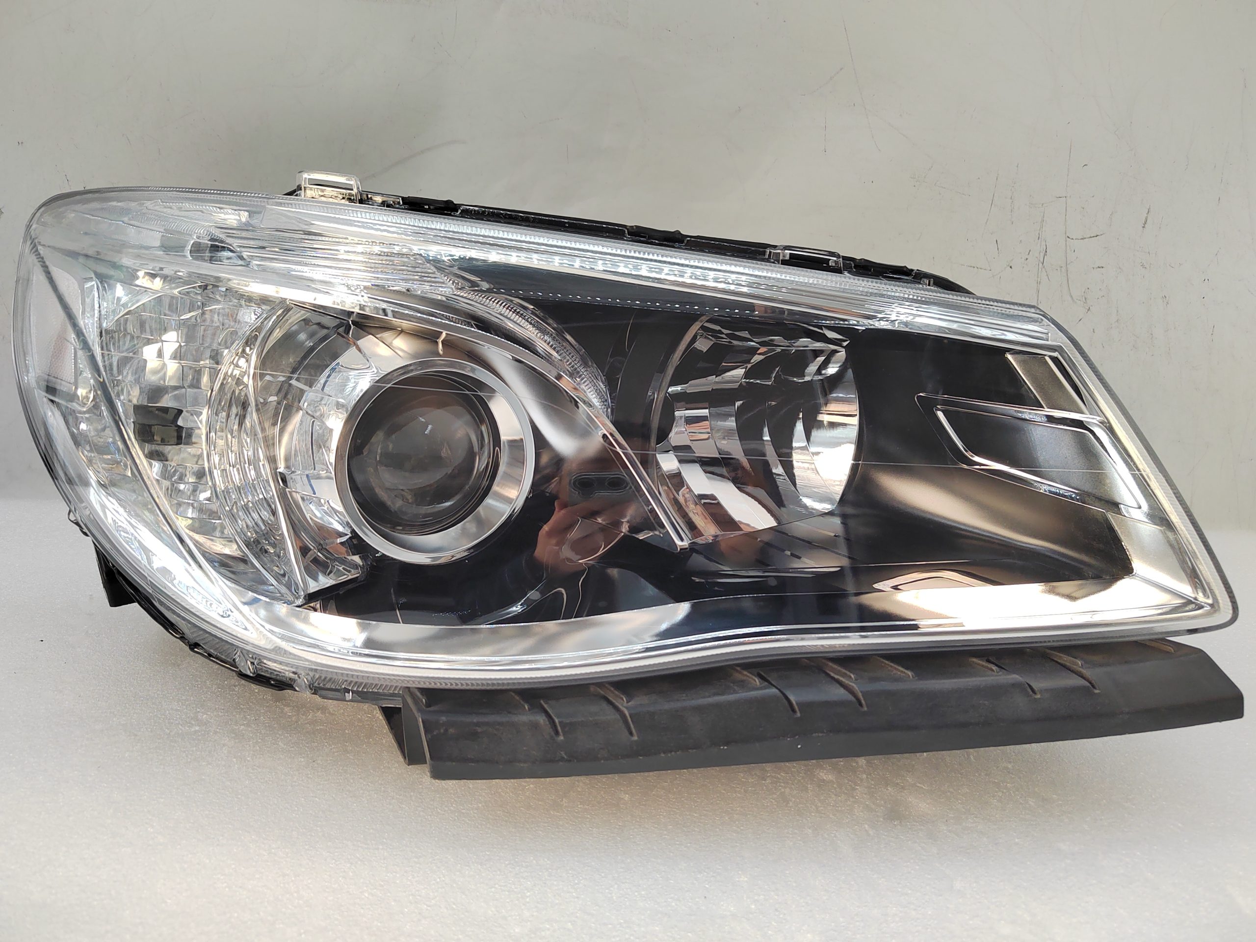HOLDEN COMMODORE VF SV6 2013-2017 HALOGEN R.H.S HEADLIGHT ASSEMBLY