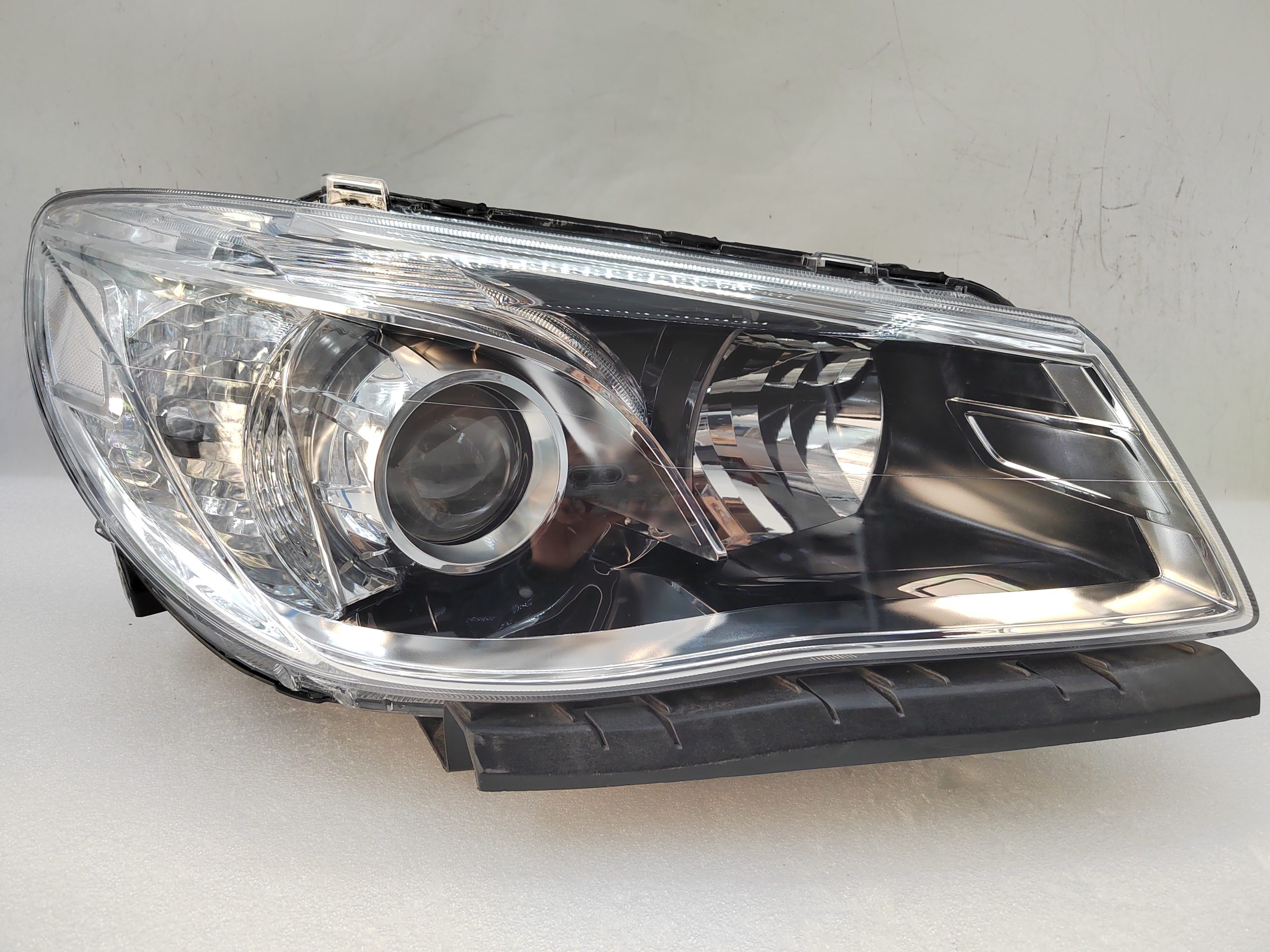 HOLDEN COMMODORE VF SV6 2013-2017 HALOGEN R.H.S HEADLIGHT ASSEMBLY