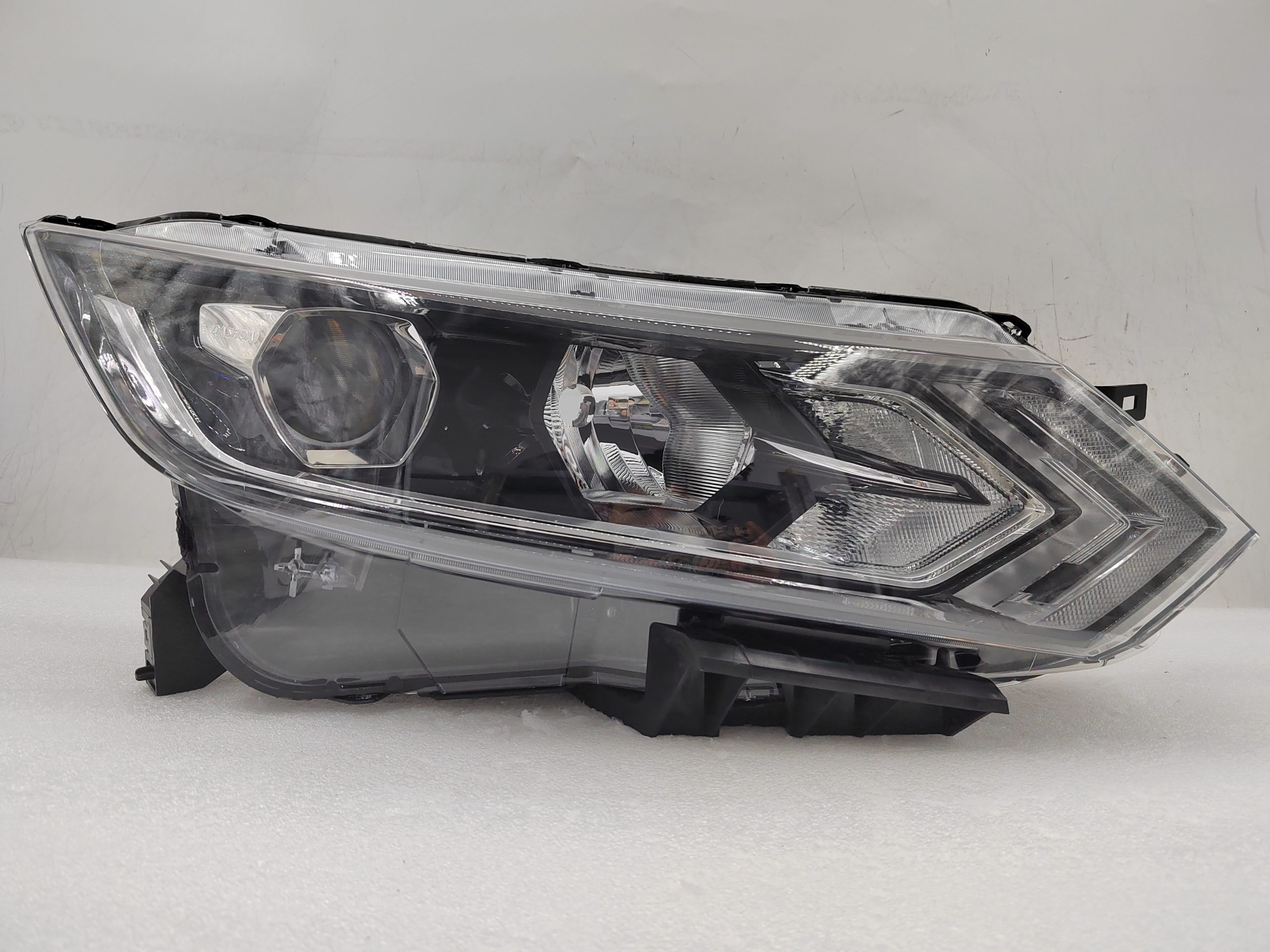 NISSAN QASHQAI J11 2017-2020 HALOGEN R.H.S HEADLIGHT ASSEMBLY