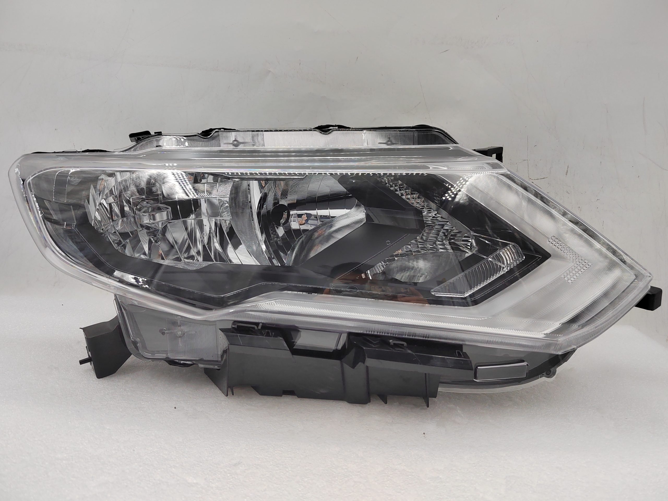 NISSAN X-TRAIL T32 2017-2019 HALOGEN R.H.S HEADLIGHT ASSEMBLY