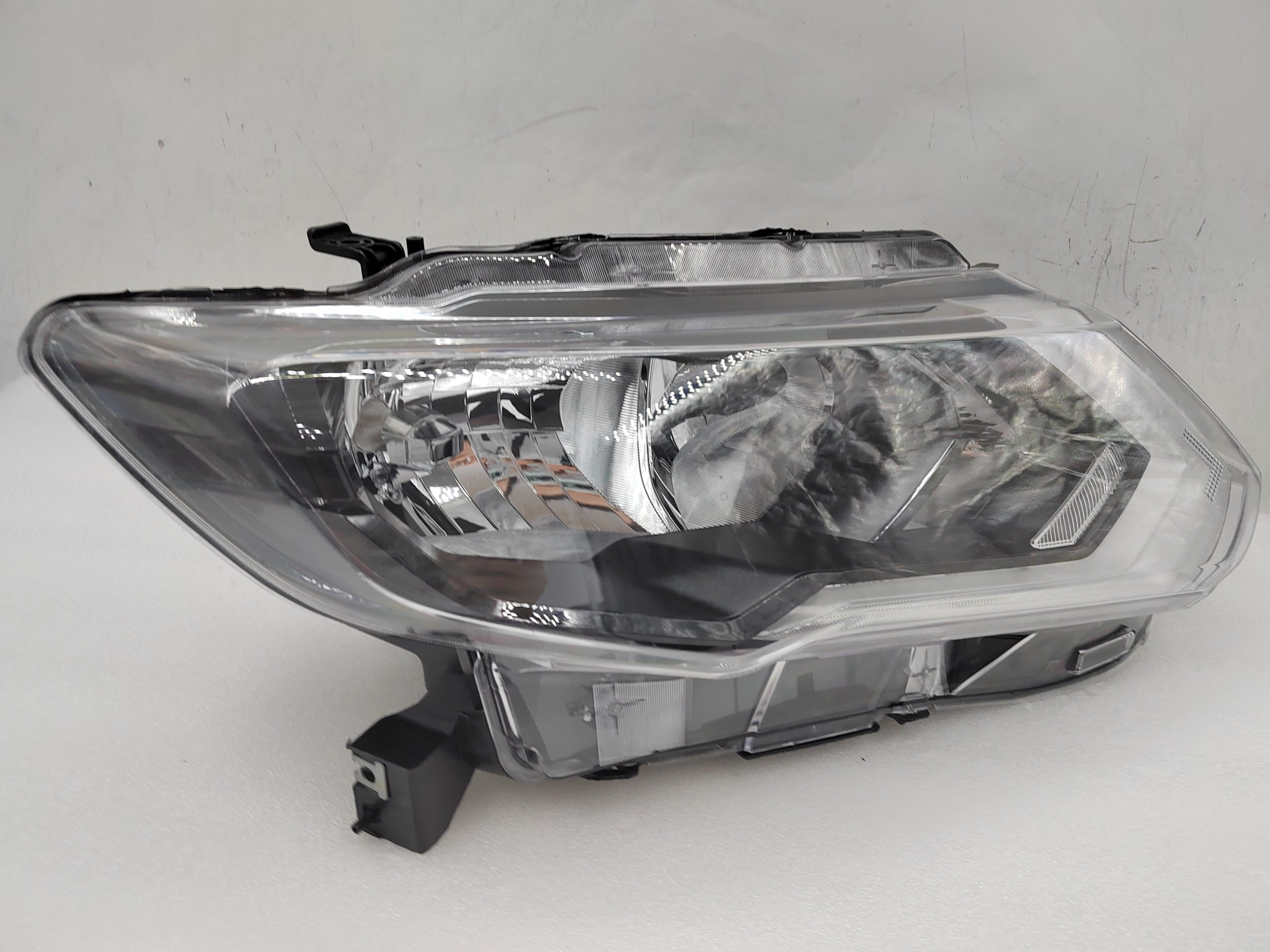 NISSAN X-TRAIL T32 2017-2019 HALOGEN R.H.S HEADLIGHT ASSEMBLY