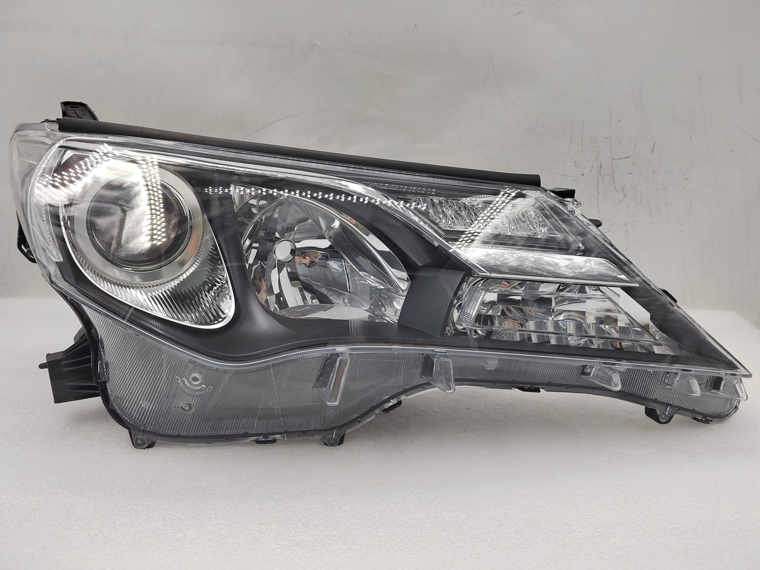 TOYOTA RAV4 IV XA40 2013-2015 HALOGEN R.H.S HEADLIGHT ASSEMBLY