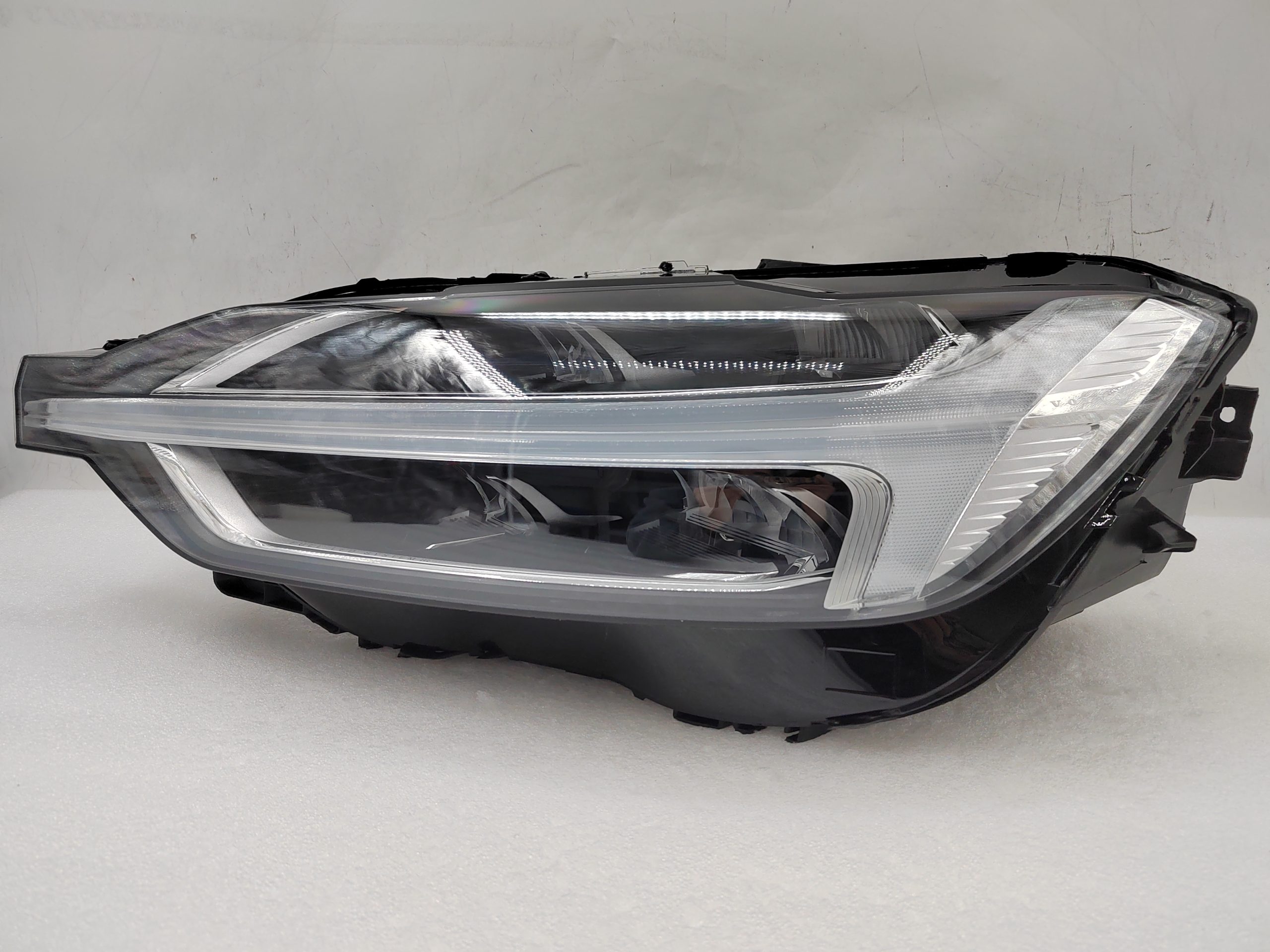 VOLVO XC60 D4 2018-2023 LED L.H.S HEADLIGHT ASSEMBLY
