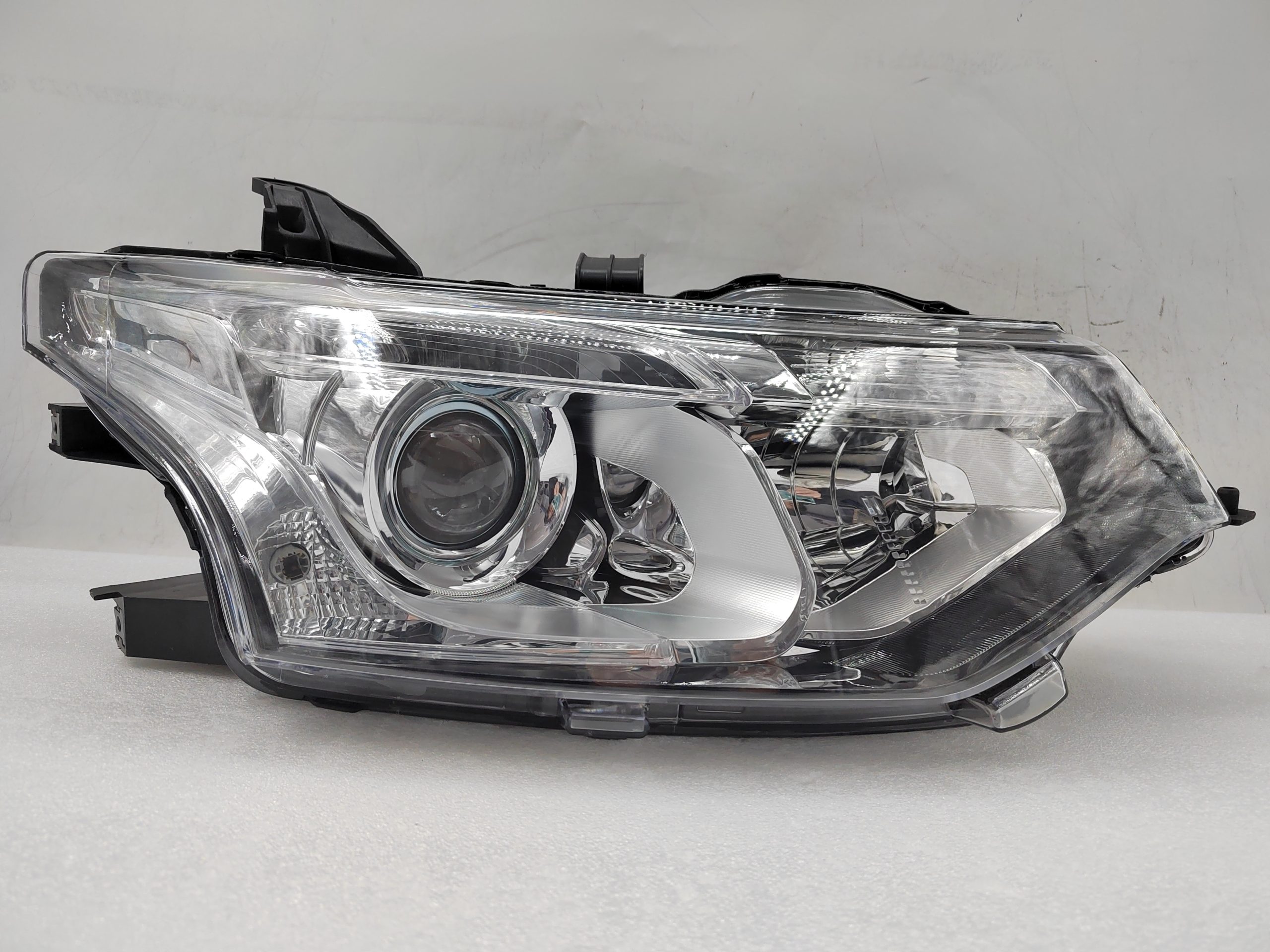 MITSUBISHI OUTLANDER 2013-2015 XENON R.H.S HEADLIGHT ASSEMBLY