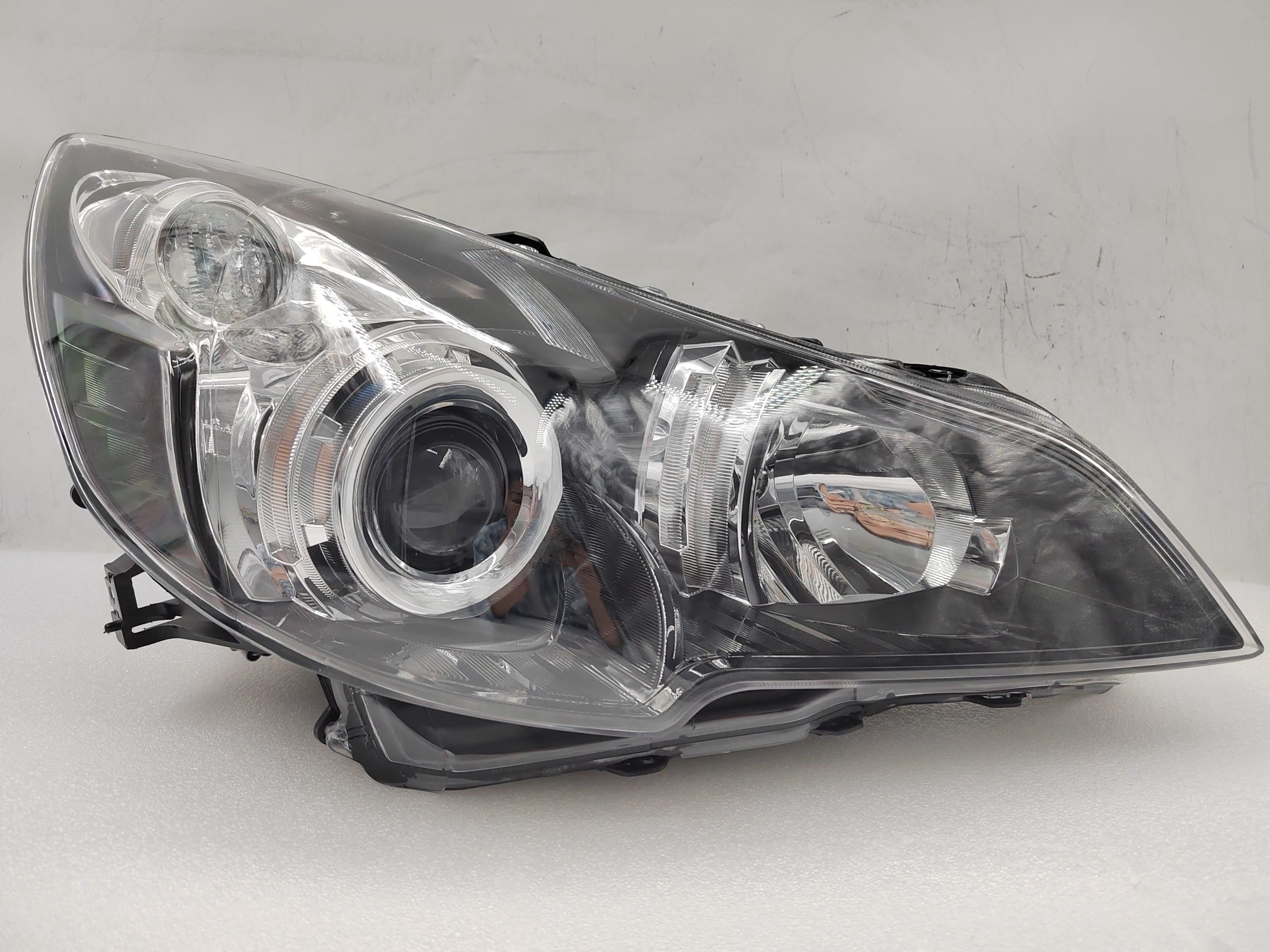 SUBARU OUTBACK 2010-2012 XENON R.H.S HEADLIGHT ASSEMBLY