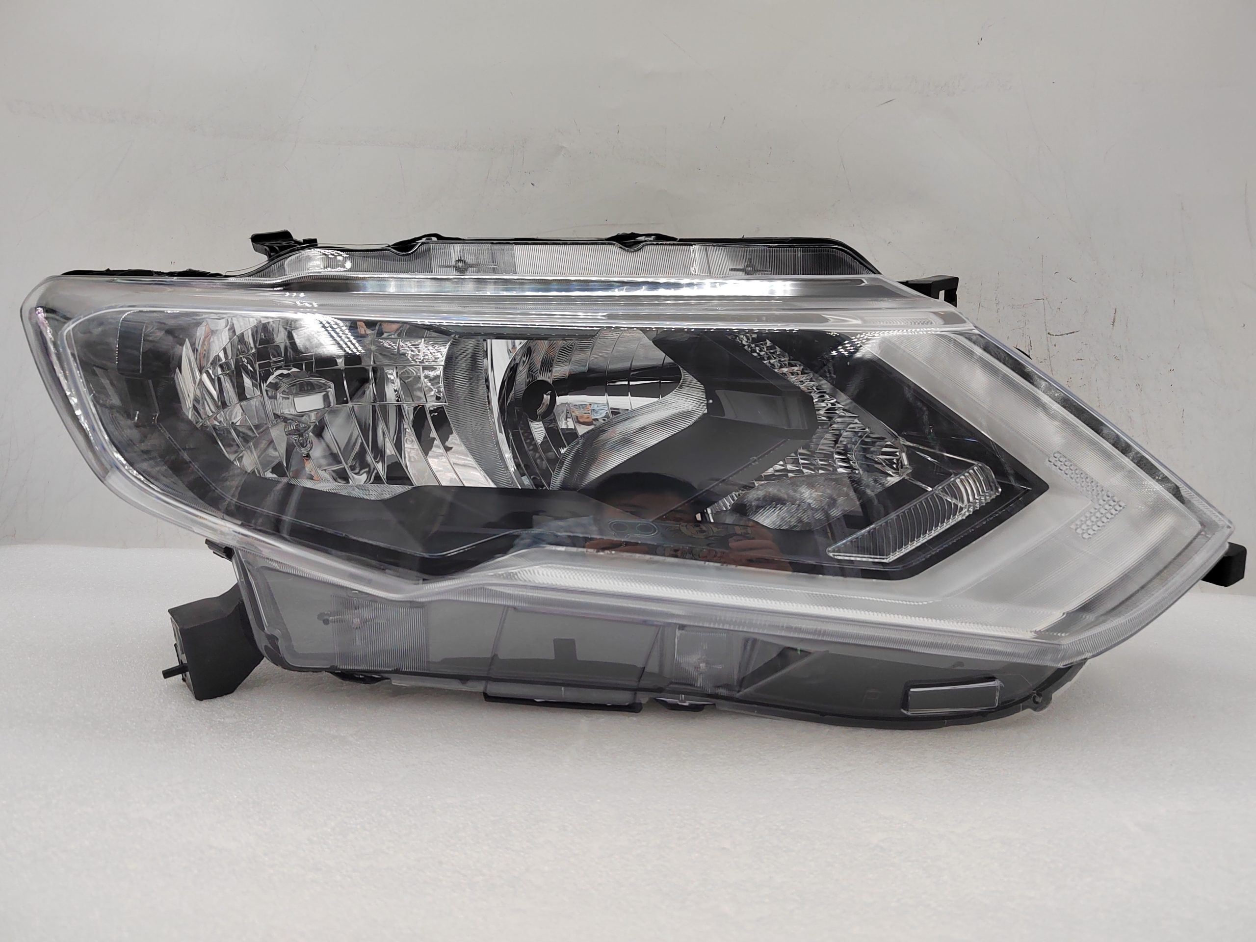 NISSAN X-TRAIL T32 2017-2019 HALOGEN R.H.S HEADLIGHT ASSEMBLY