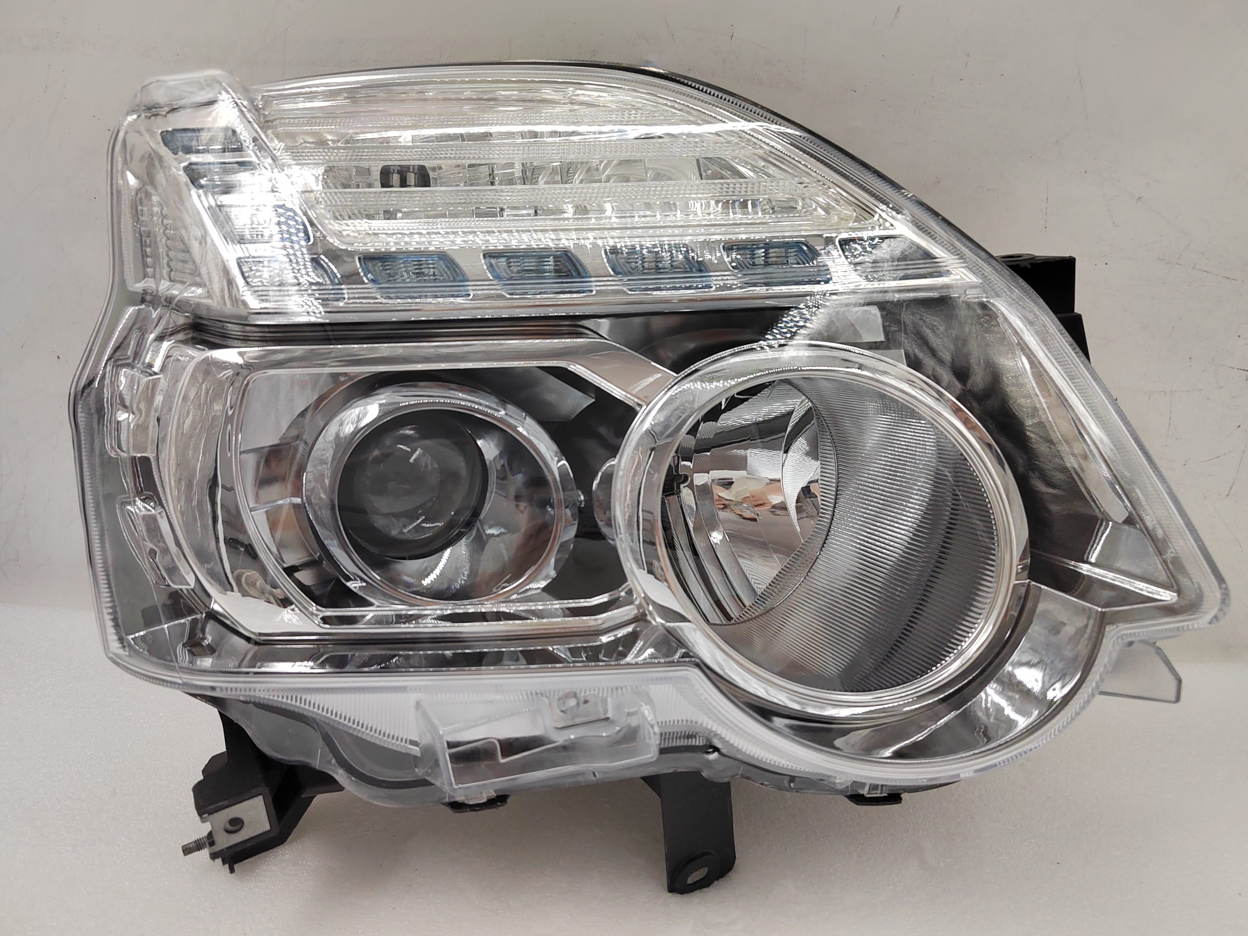 NISSAN X-TRAIL T31 2010-2013 XENON R.H.S HEADLIGHT ASSEMBLY