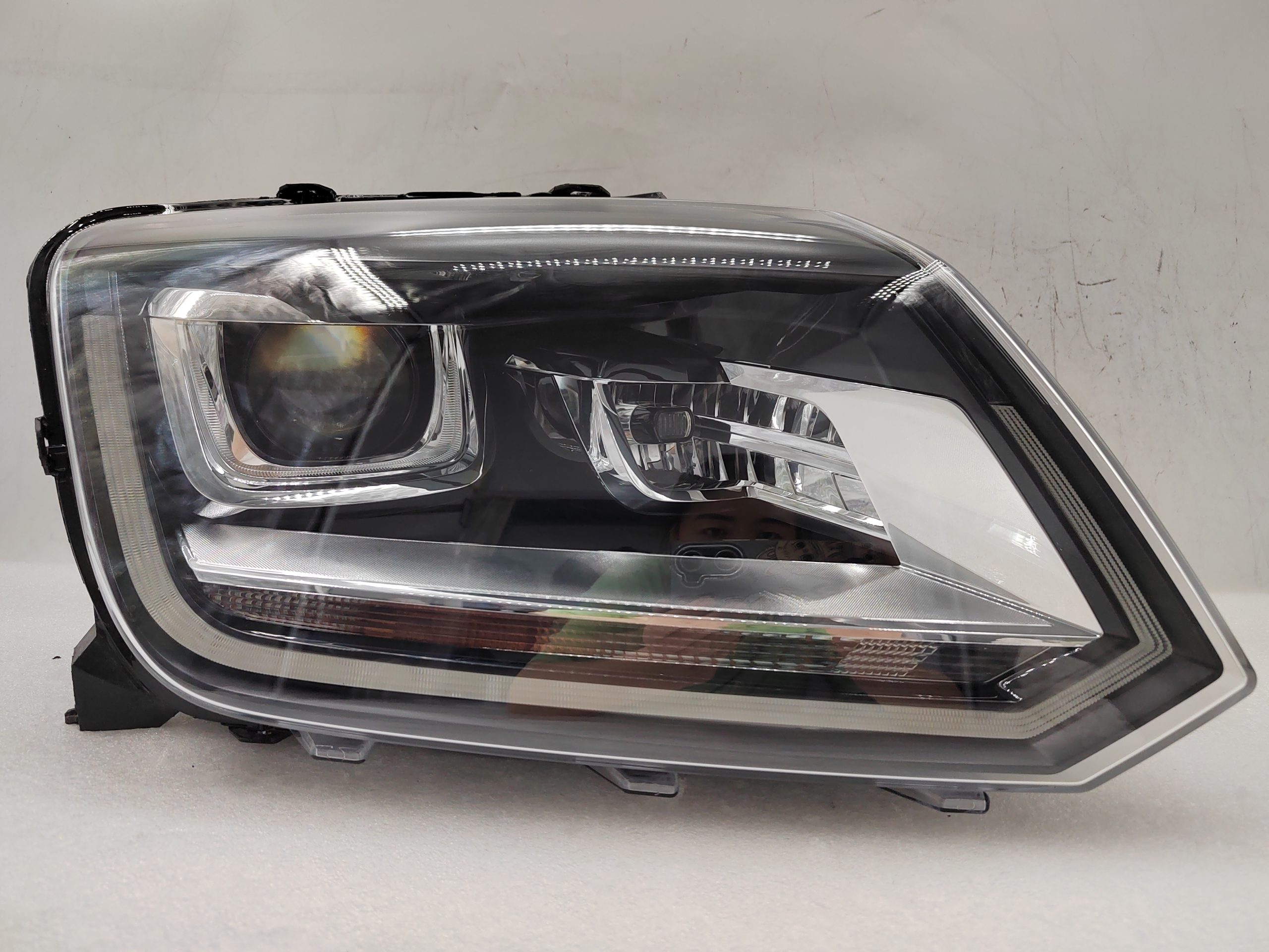 VOLKSWAGEN AMAROK V6 2011-2021 XENON R.H.S HEADLIGHT ASSEMBLY