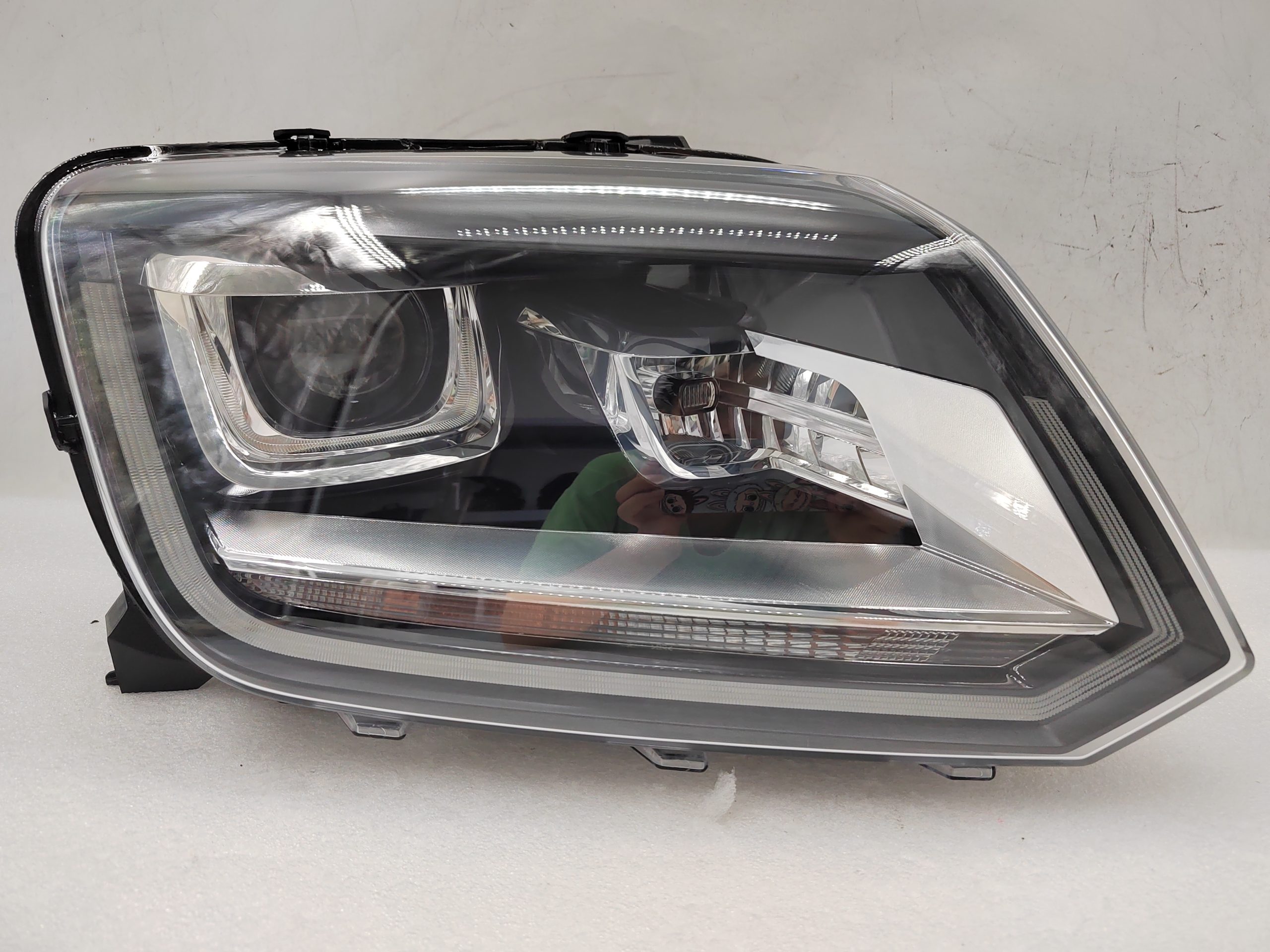 VOLKSWAGEN AMAROK V6 2011-2021 XENON R.H.S HEADLIGHT ASSEMBLY