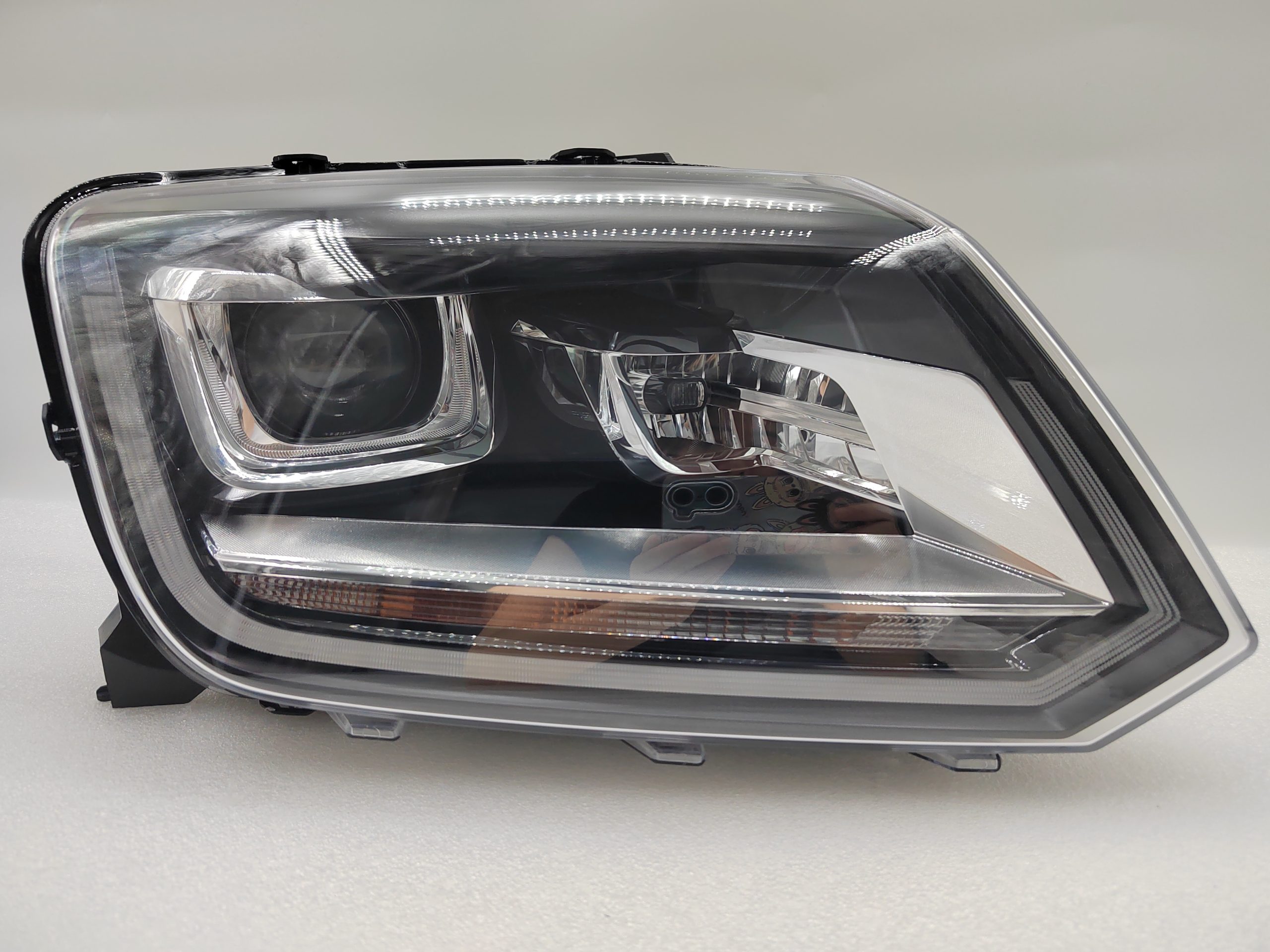VOLKSWAGEN AMAROK V6 2011-2021 XENON R.H.S HEADLIGHT ASSEMBLY