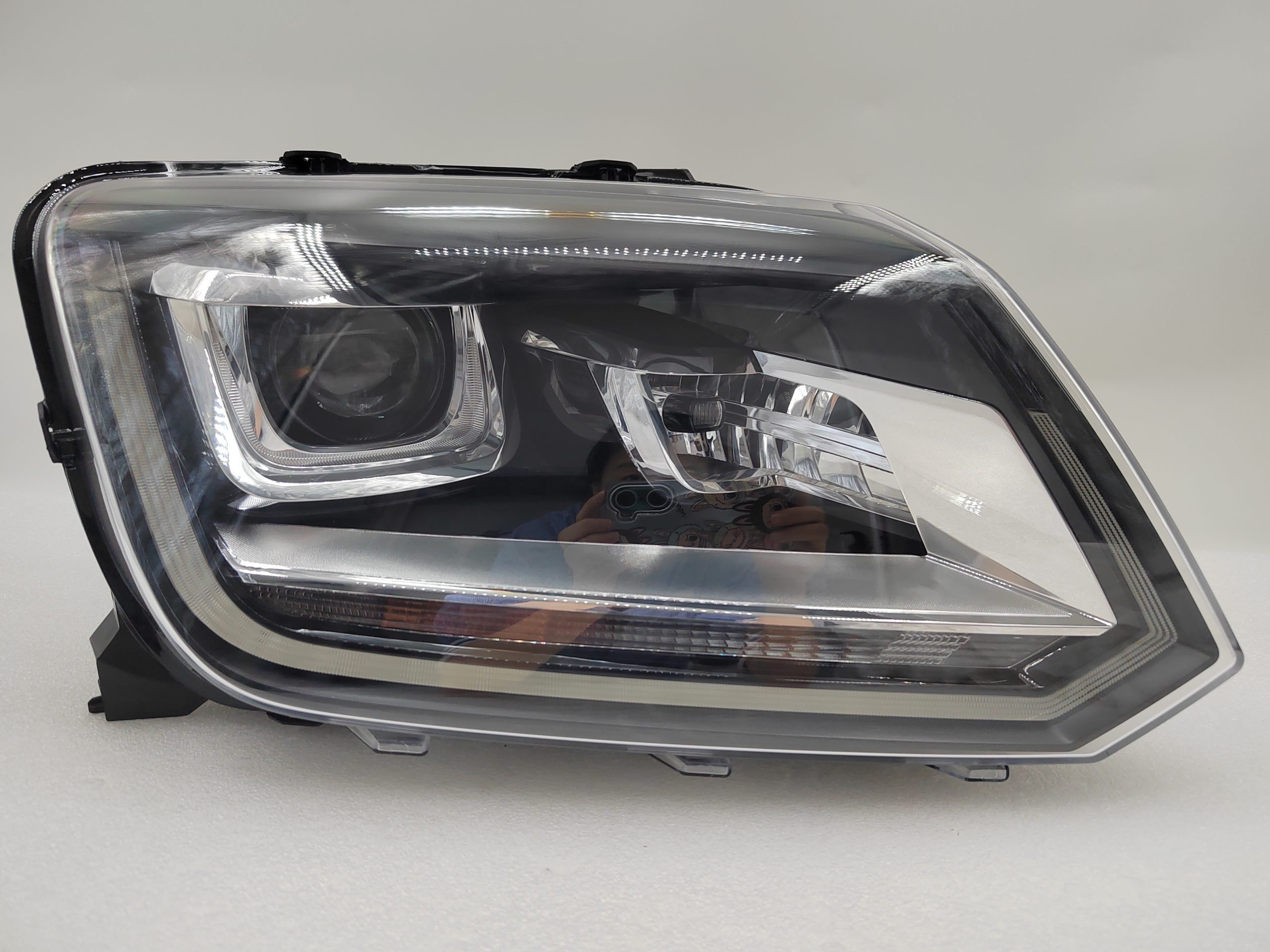 VOLKSWAGEN AMAROK V6 2011-2021 XENON R.H.S HEADLIGHT ASSEMBLY
