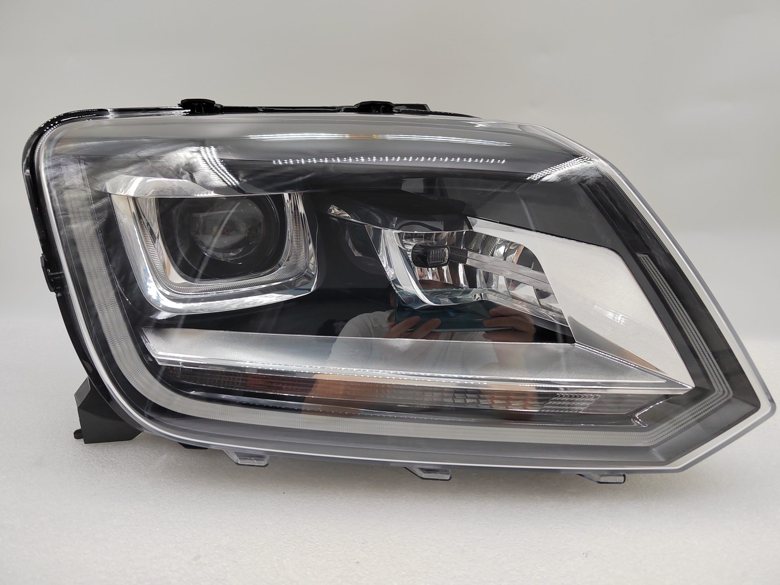 VOLKSWAGEN AMAROK V6 2011-2021 XENON R.H.S HEADLIGHT ASSEMBLY