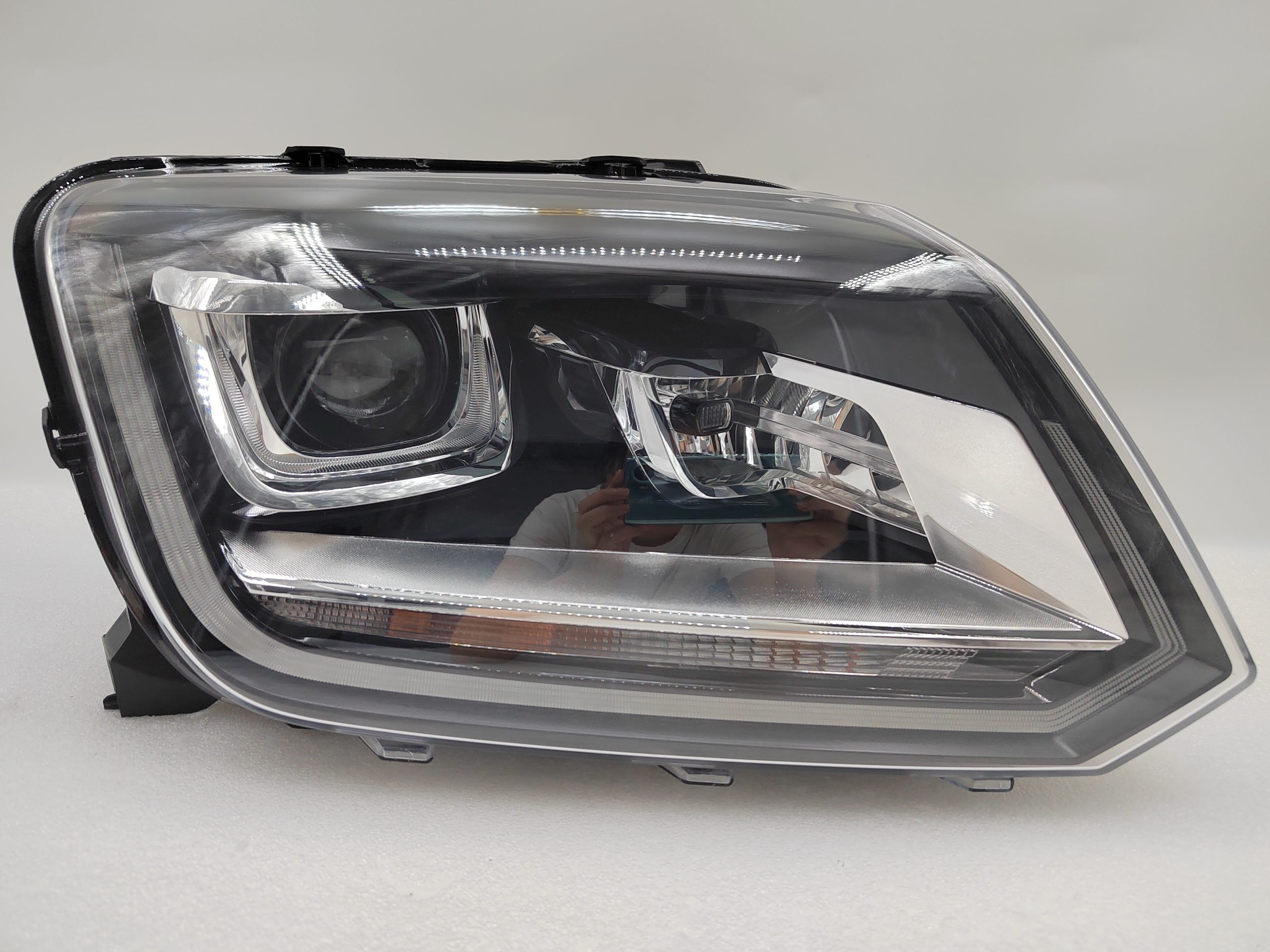 VOLKSWAGEN AMAROK V6 2011-2021 XENON R.H.S HEADLIGHT ASSEMBLY