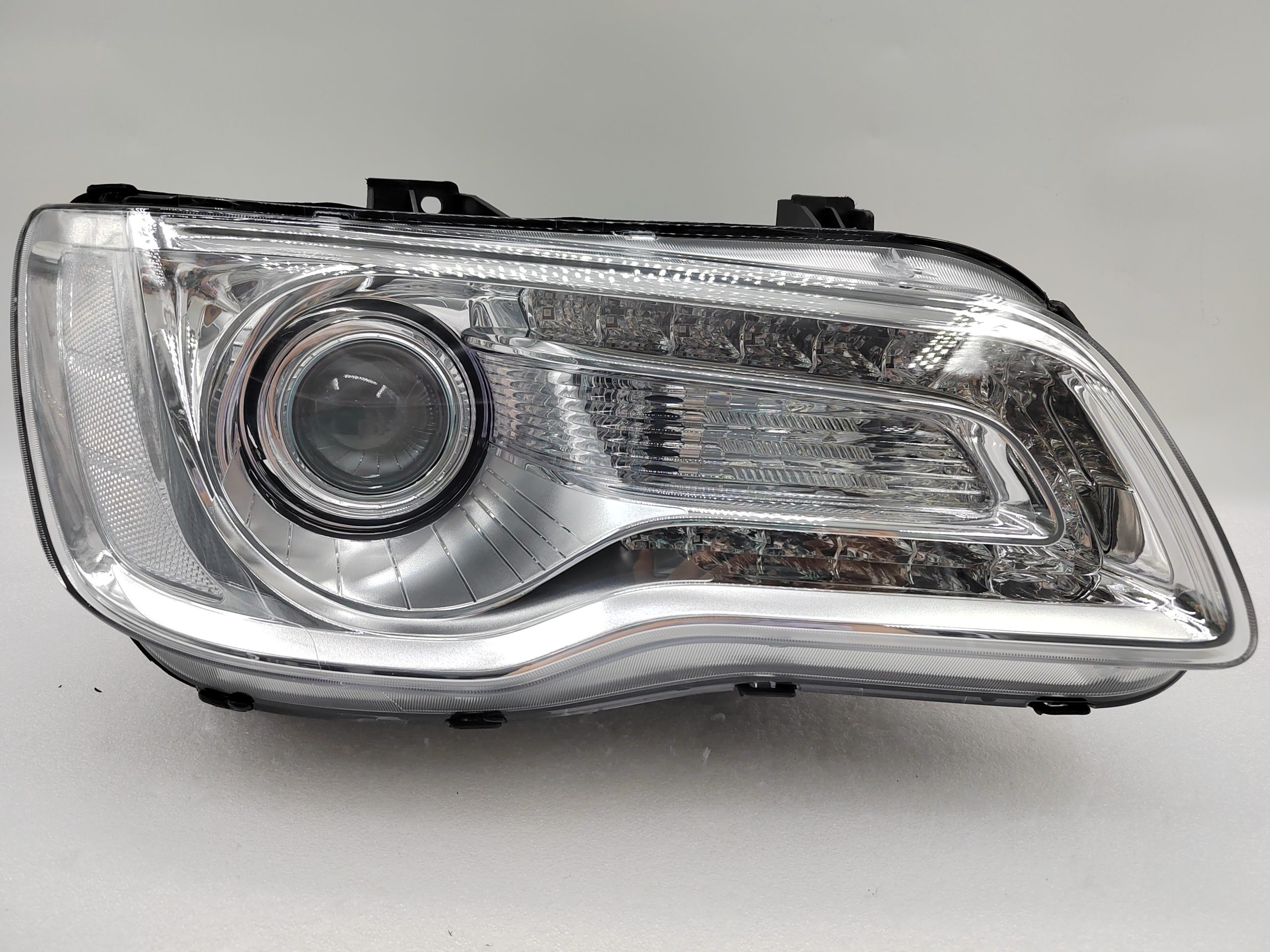 CHRYSLER 300C 2011-2014 XENON R.H.S HEADLIGHT ASSEMBLY