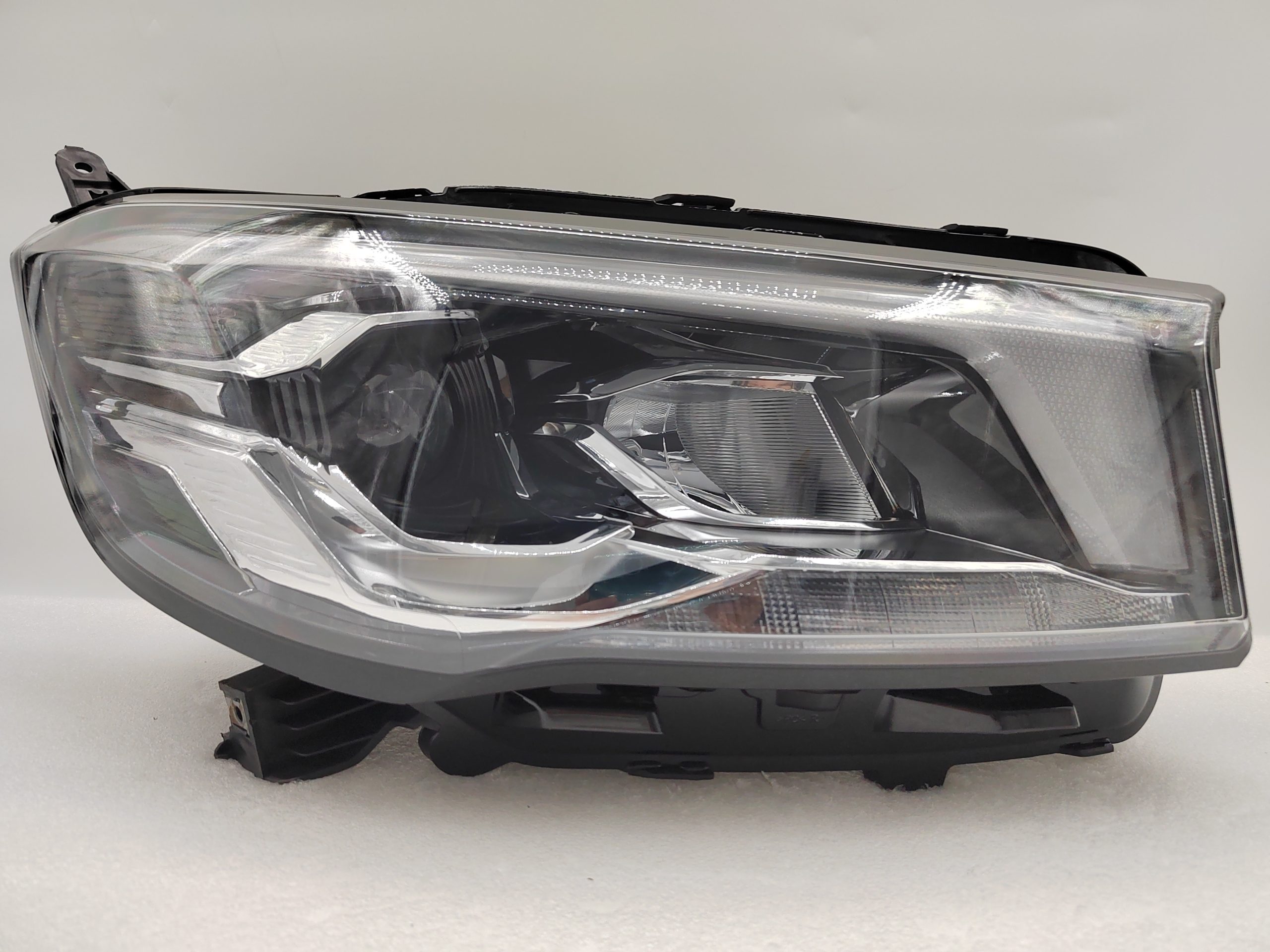 MAXUS LDV DELIVER 9 2019-2023 HALOGEN R.H.S HEADLIGHT ASSEMBLY