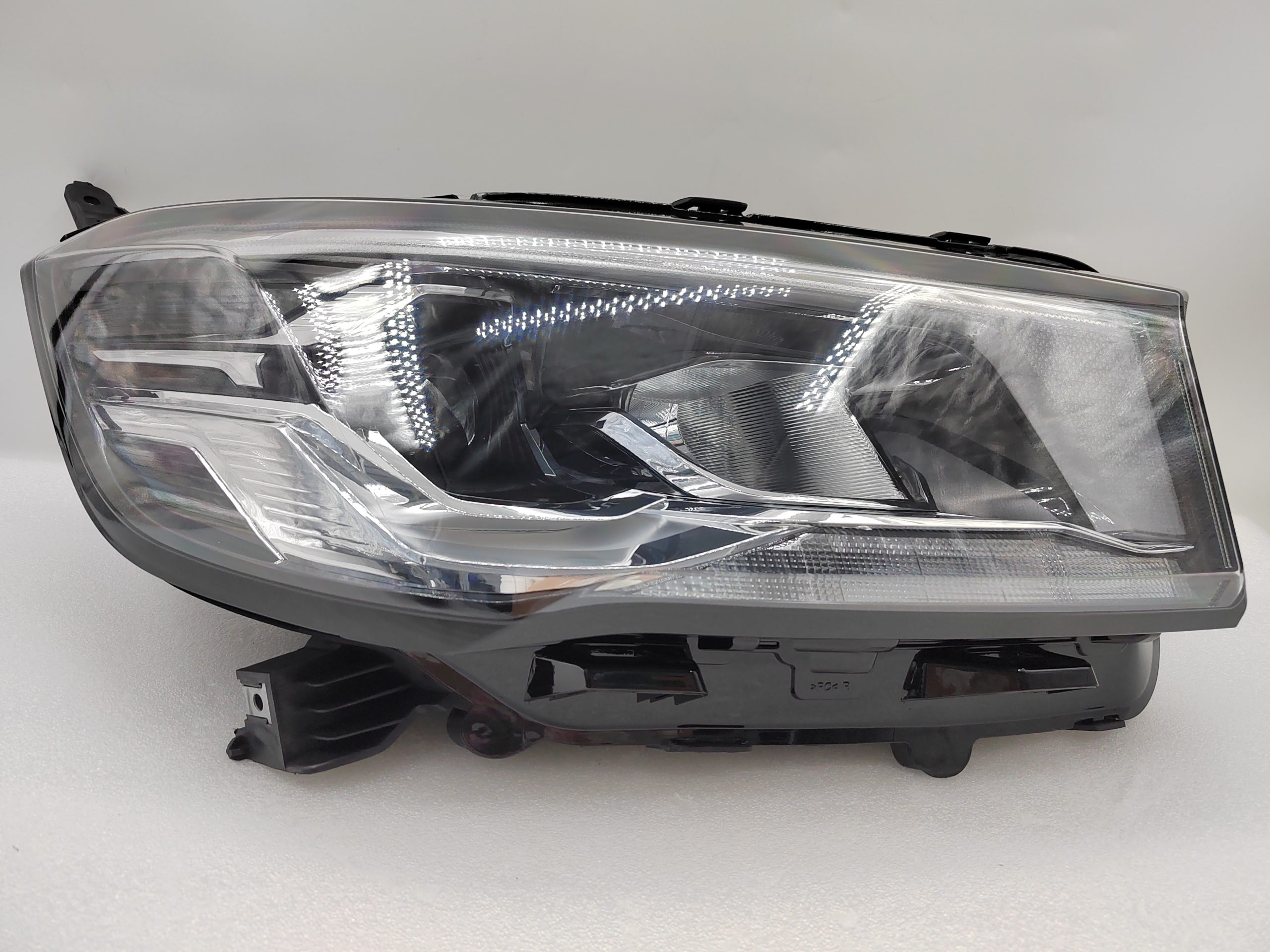 MAXUS LDV DELIVER 9 2019-2023 HALOGEN R.H.S HEADLIGHT ASSEMBLY