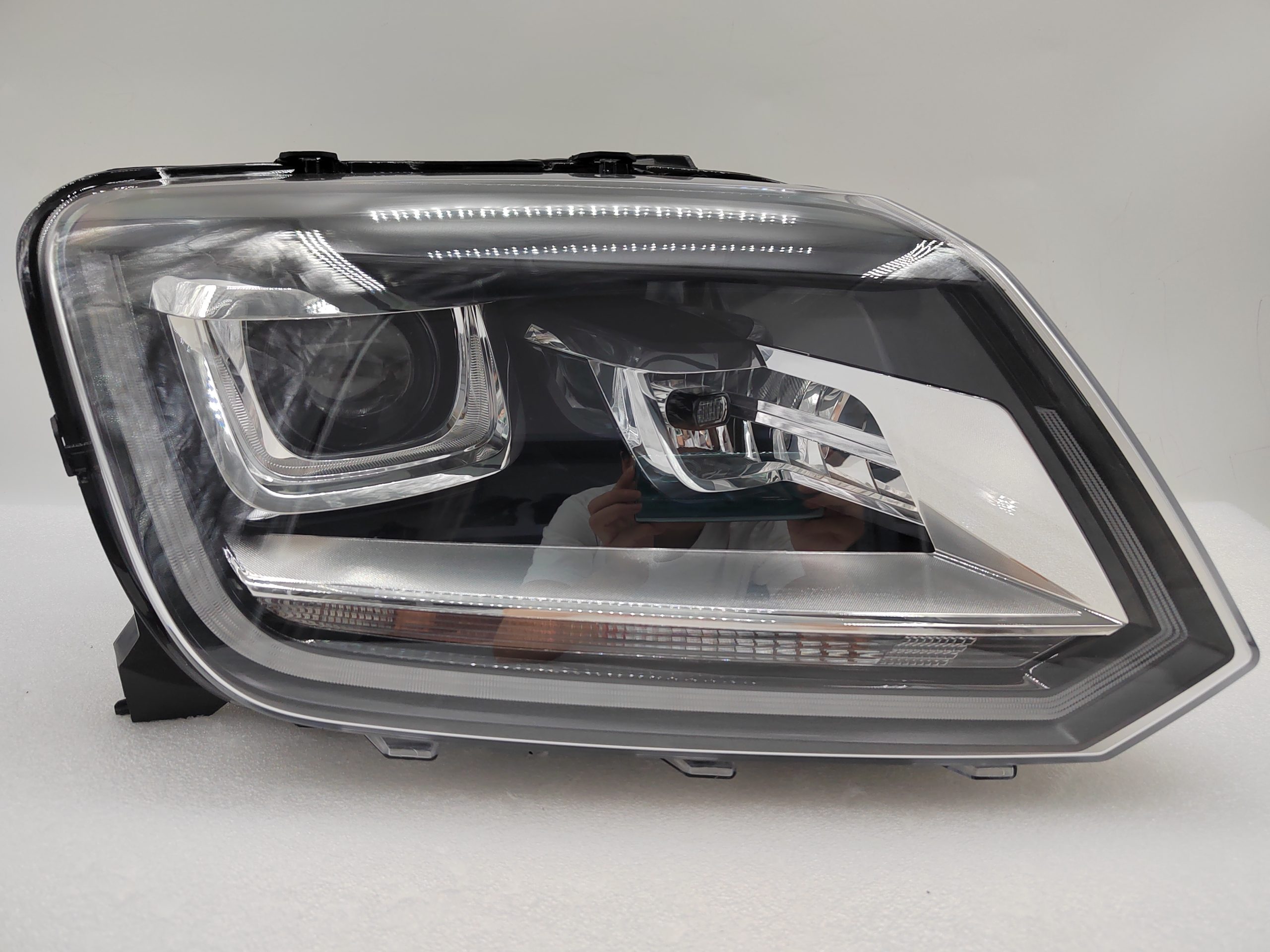VOLKSWAGEN AMAROK V6 2011-2021 XENON R.H.S HEADLIGHT ASSEMBLY