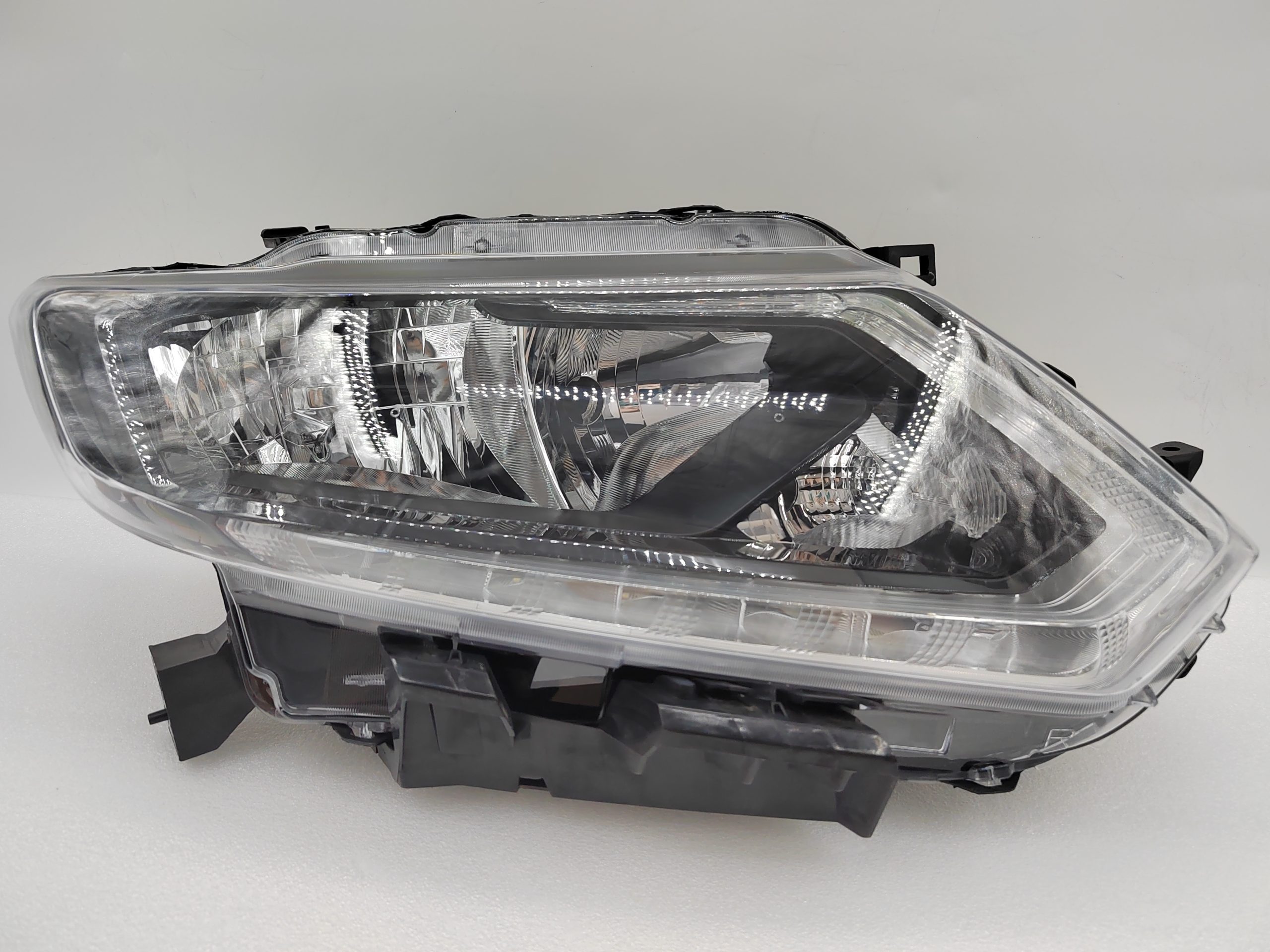 NISSAN X-TRAIL 2014-2016 HALOGEN R.H.S HEADLIGHT ASSEMBLY