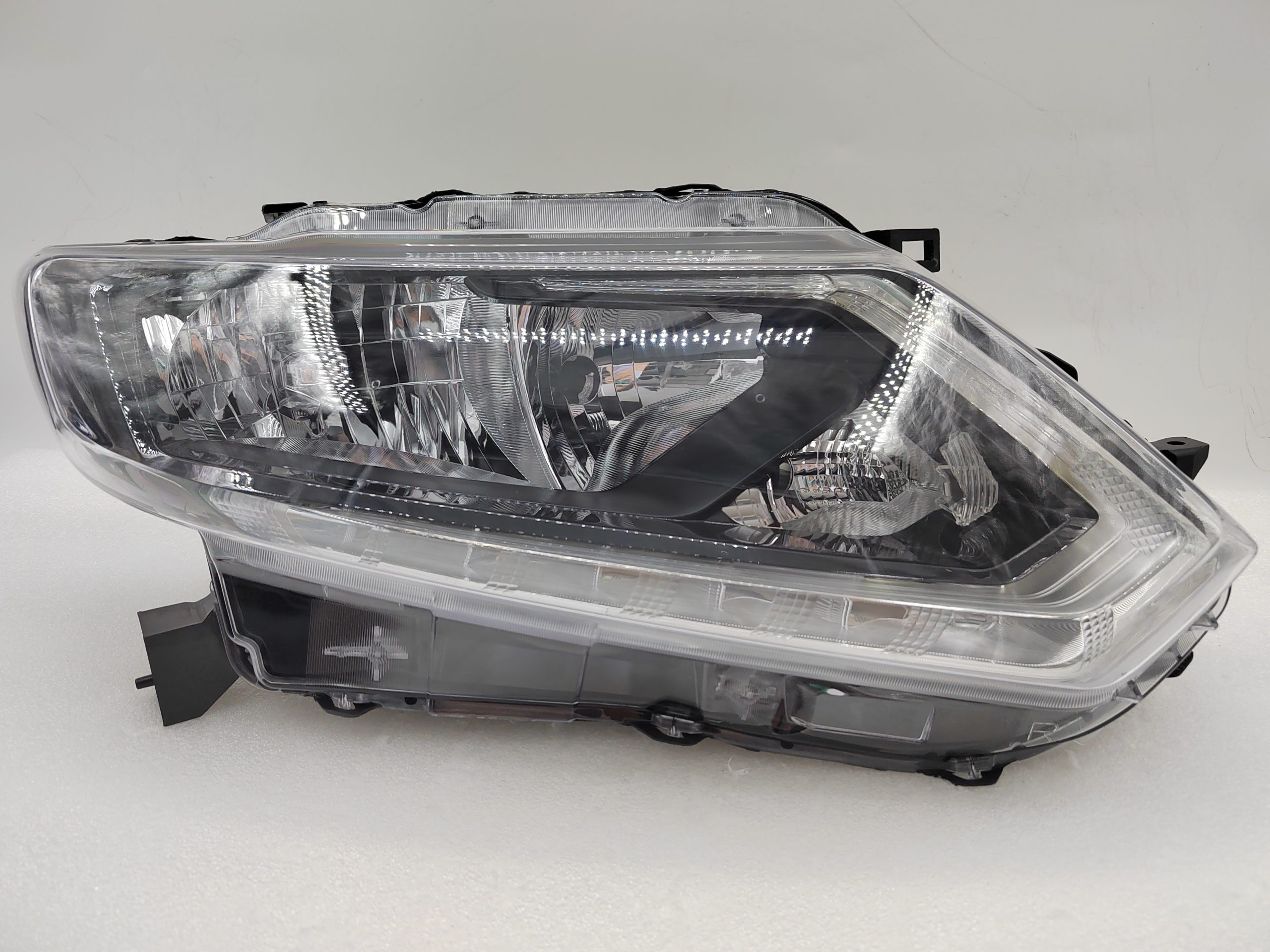NISSAN X-TRAIL 2014-2016 HALOGEN R.H.S HEADLIGHT ASSEMBLY