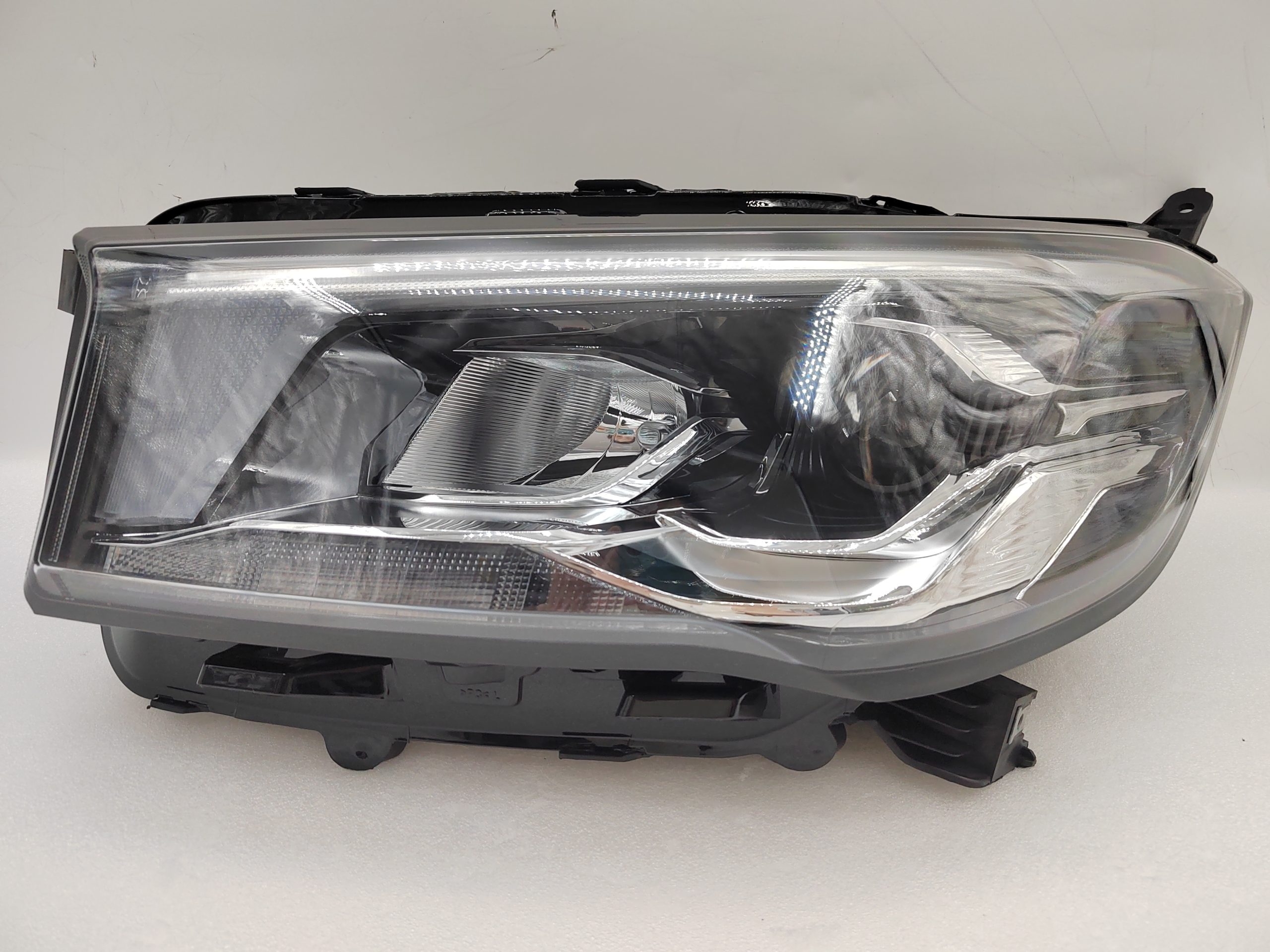 MAXUS LDV DELIVER 9 2019-2023 HALOGEN L.H.S HEADLIGHT ASSEMBLY