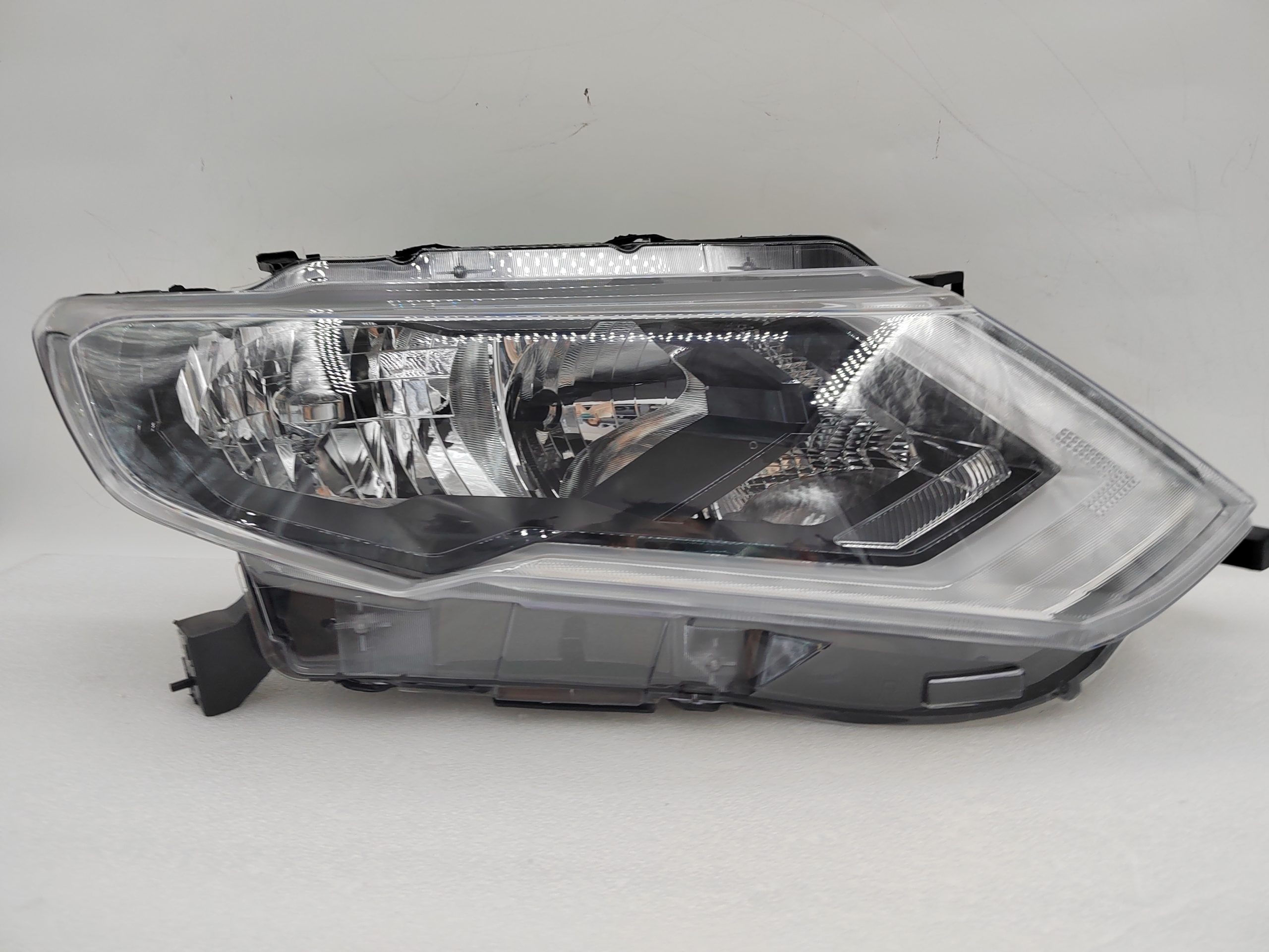 NISSAN X-TRAIL T32 2017-2019 HALOGEN R.H.S HEADLIGHT ASSEMBLY