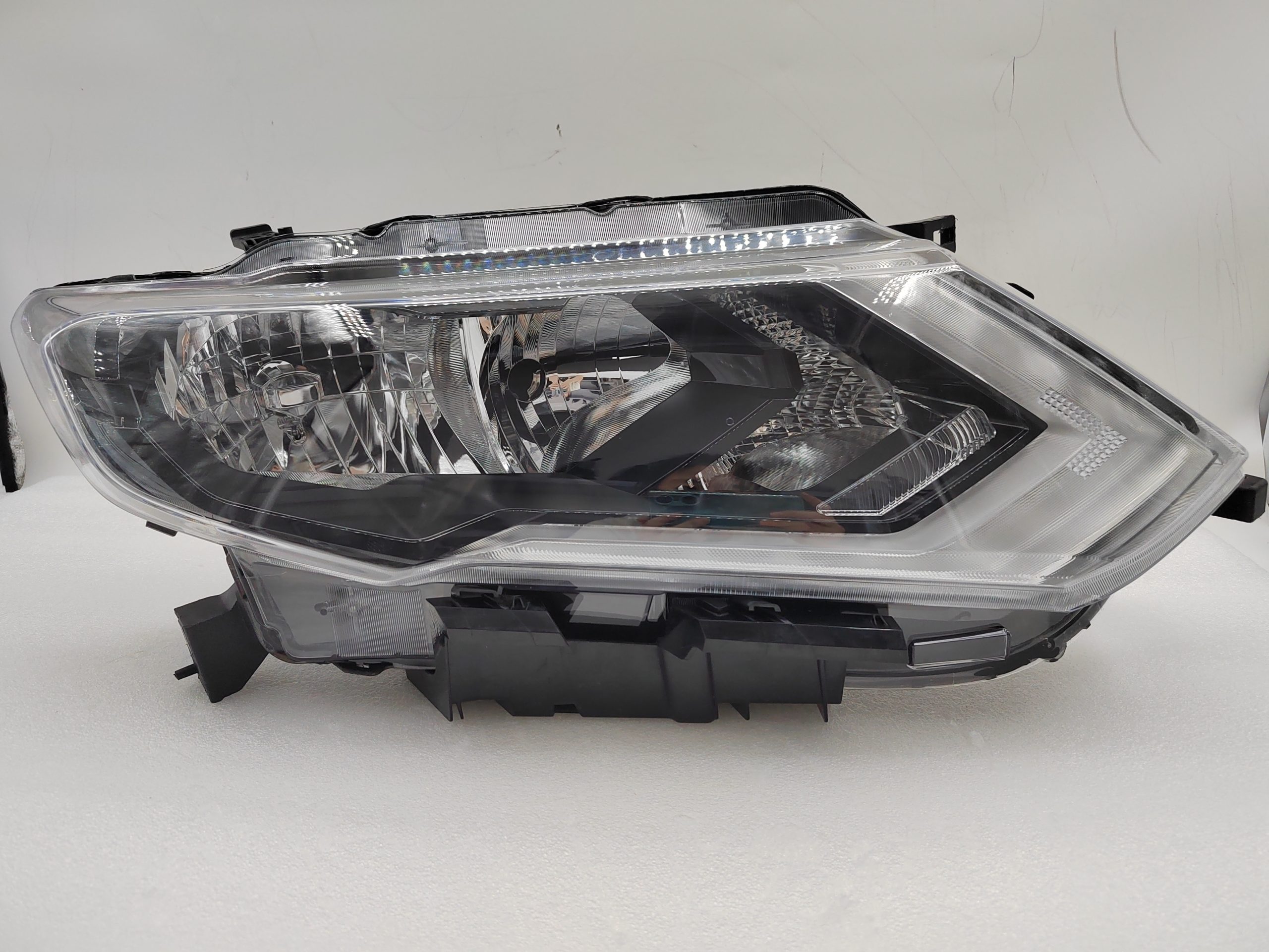 NISSAN X-TRAIL T32 2017-2019 HALOGEN R.H.S HEADLIGHT ASSEMBLY