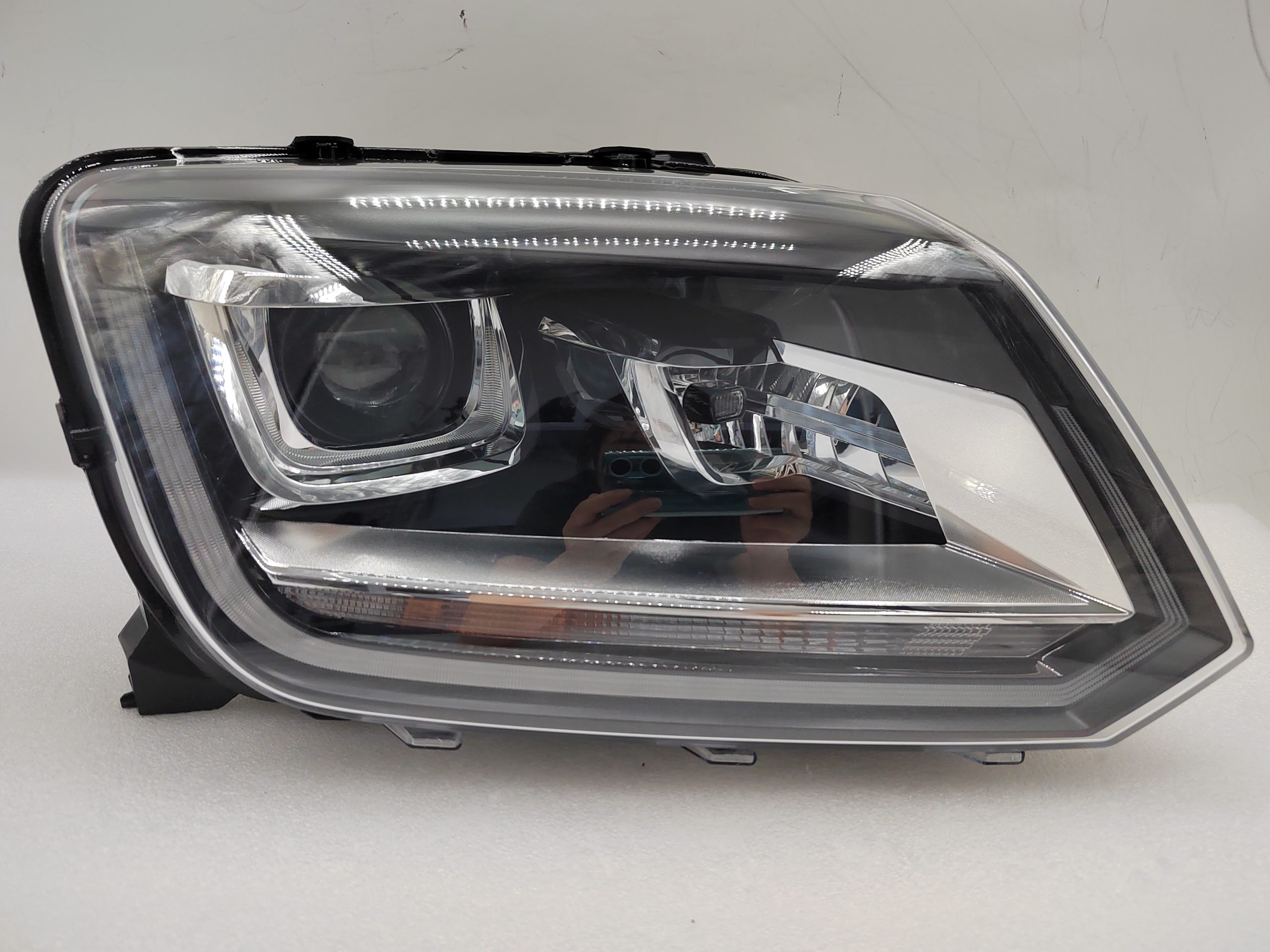 VOLKSWAGEN AMAROK V6 2011-2021 XENON R.H.S HEADLIGHT ASSEMBLY