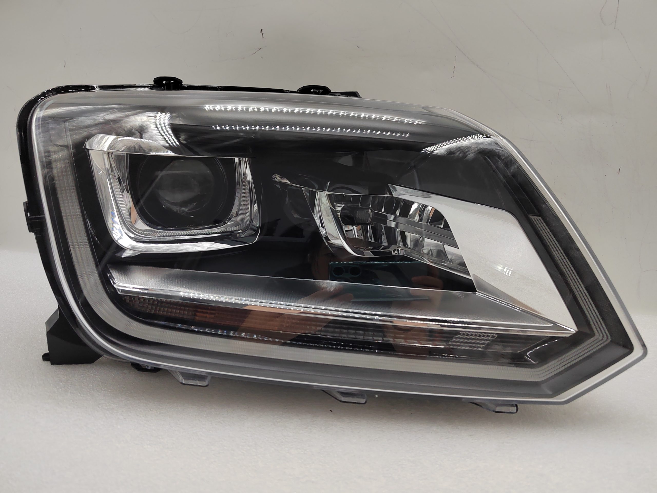 VOLKSWAGEN AMAROK V6 2011-2021 XENON R.H.S HEADLIGHT ASSEMBLY